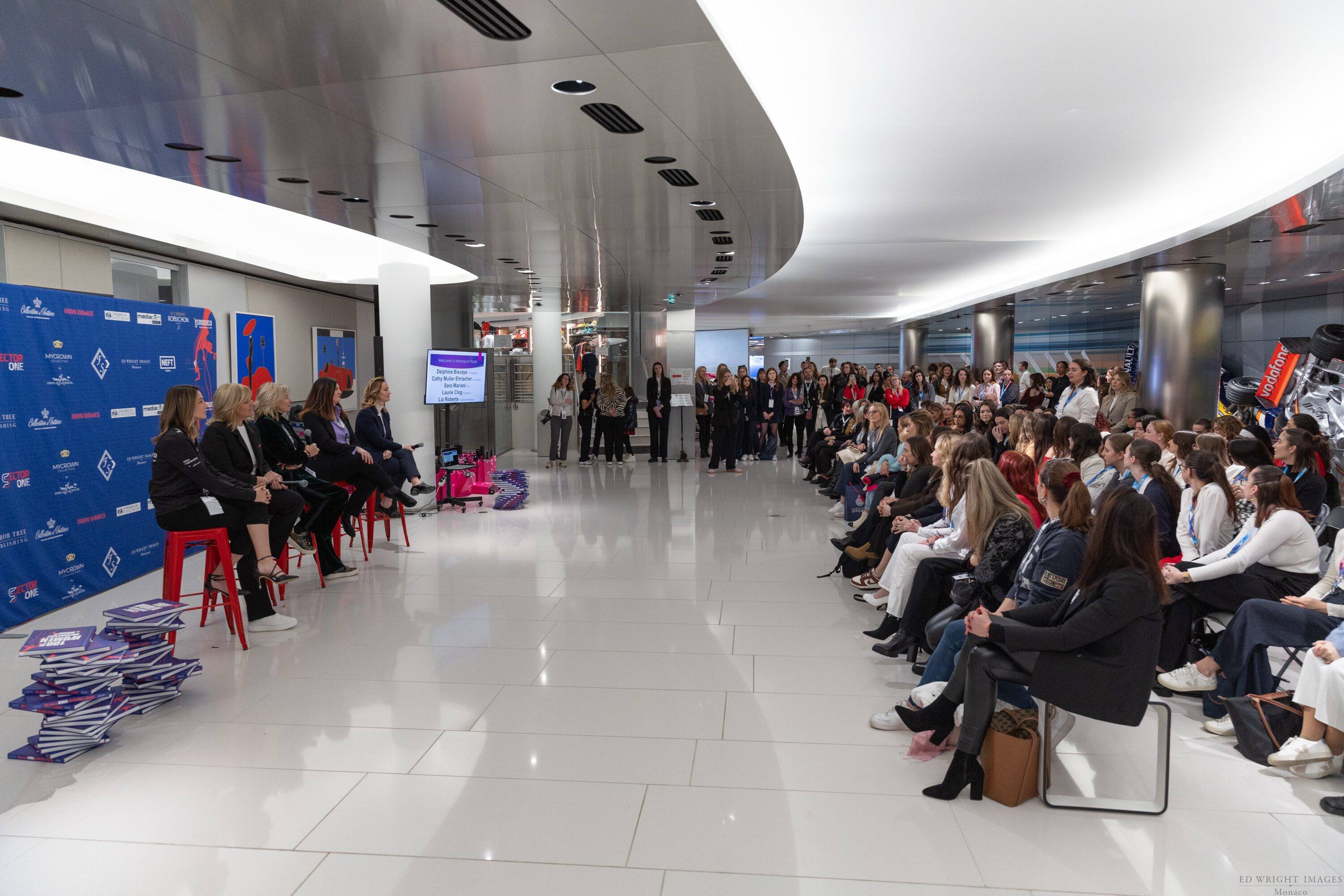 Des professionnelles du sport automobile auprès de 120 élèves de Monaco pour "motiver les jeunes filles à s'engager"