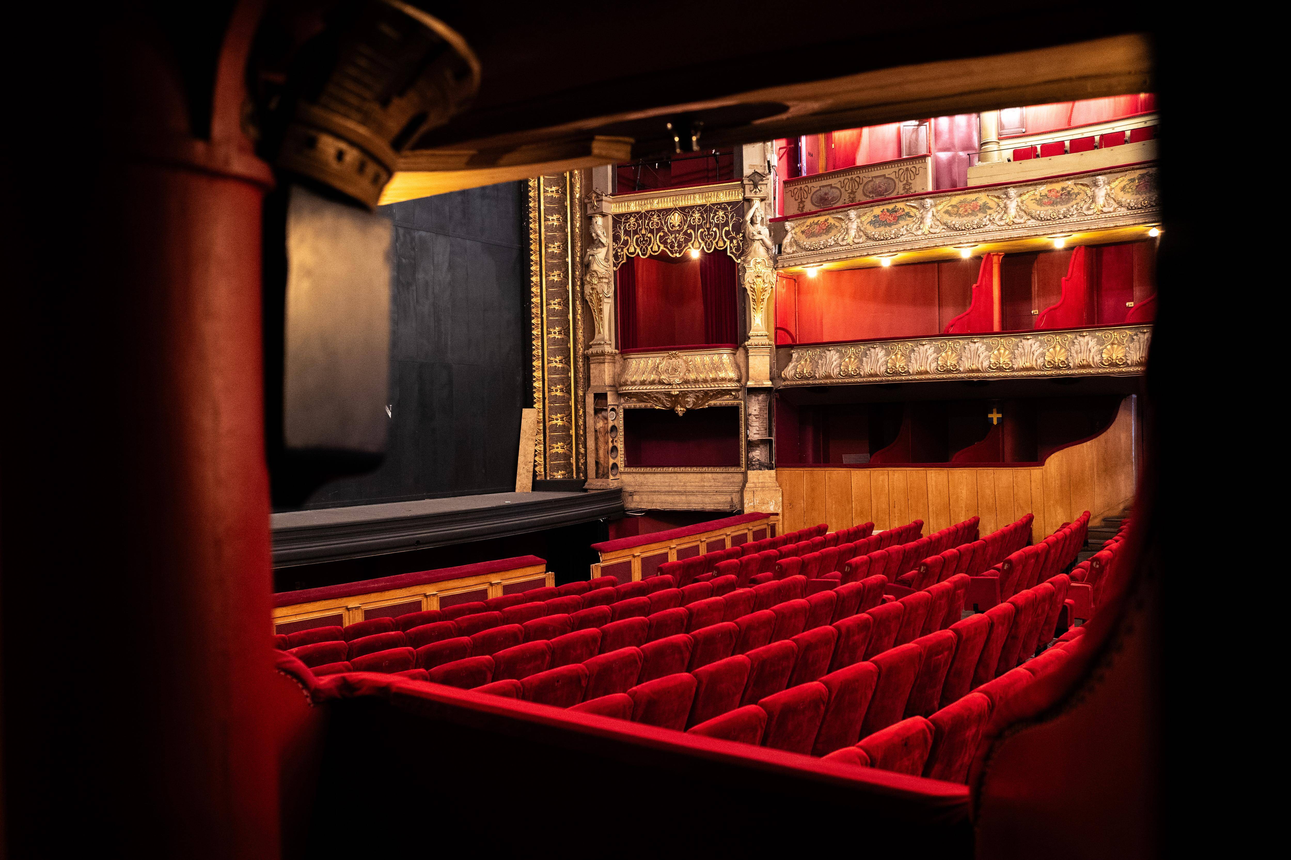 Après le licenciement du chSur, les fauteuils rouges de l'opéra de Toulon brièvement mis en vente sur Leboncoin