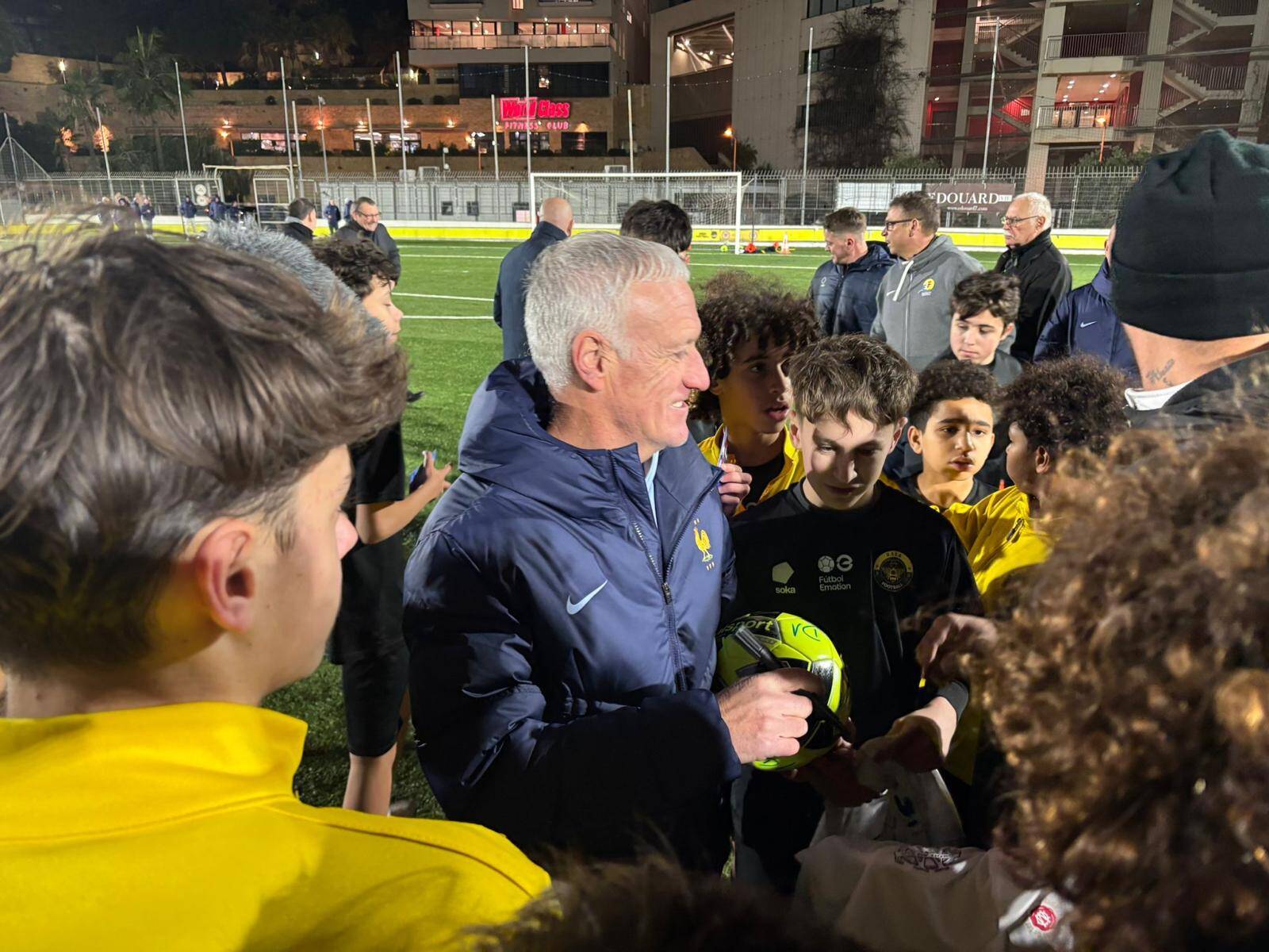 En visite surprise à Cap-d'Ail, le sélectionneur de l'équipe de France Didier Deschamps s'est improvisé entraîneur des U14