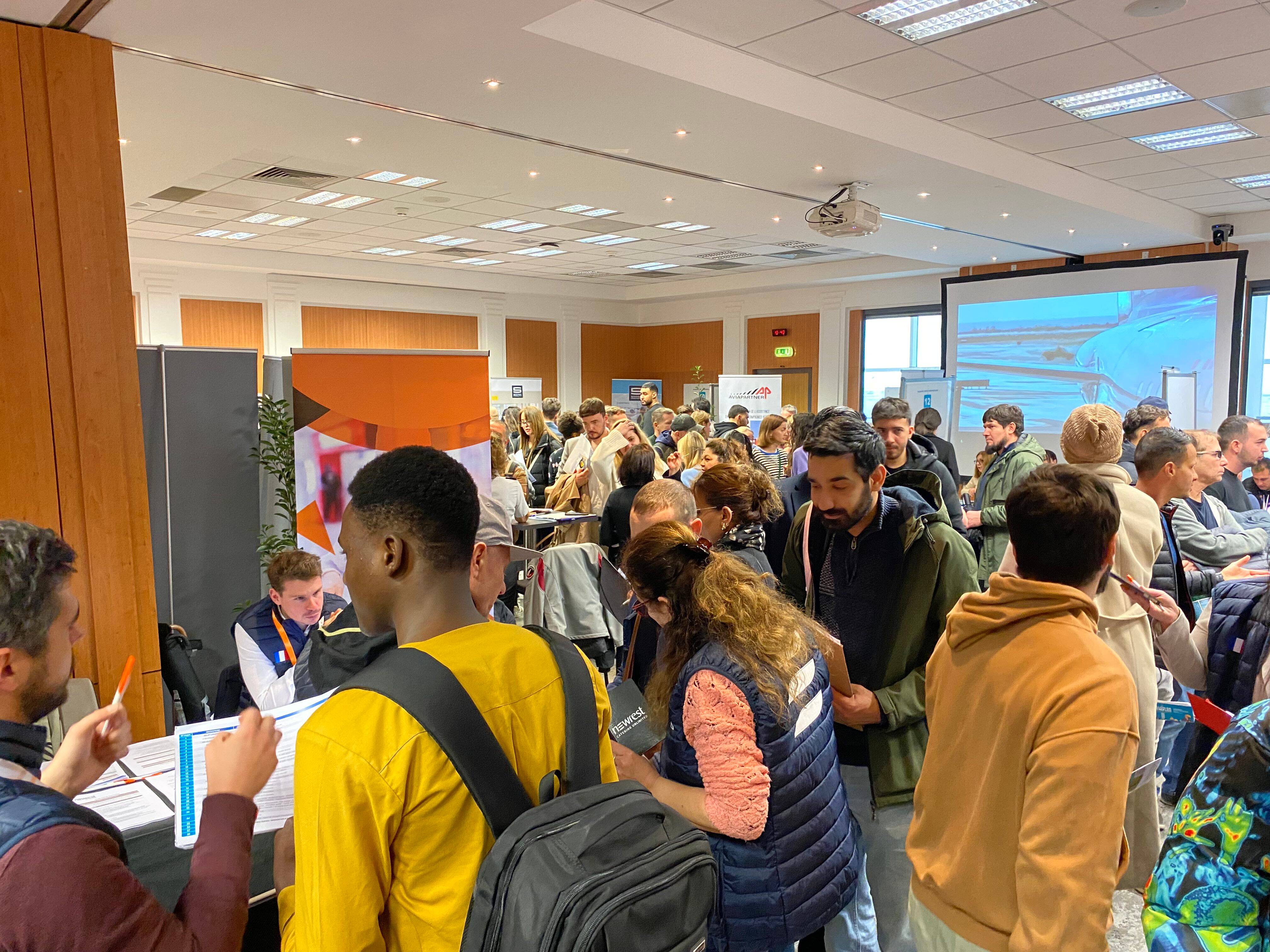 "L'intérêt est de regrouper tout le monde sur un même site": carton plein pour le salon de l'emploi aéroportuaire à Nice