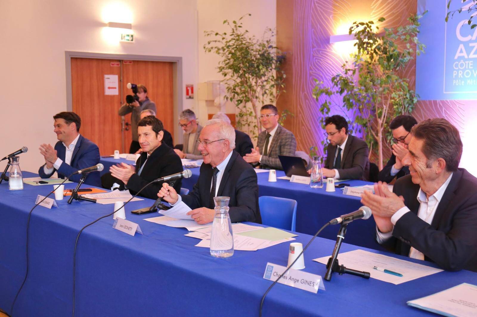 Pistes cyclables, carte de transports pour les jeunes, tri des vêtements... Les trois projets phares de Jean Leonetti, élu président de Cap