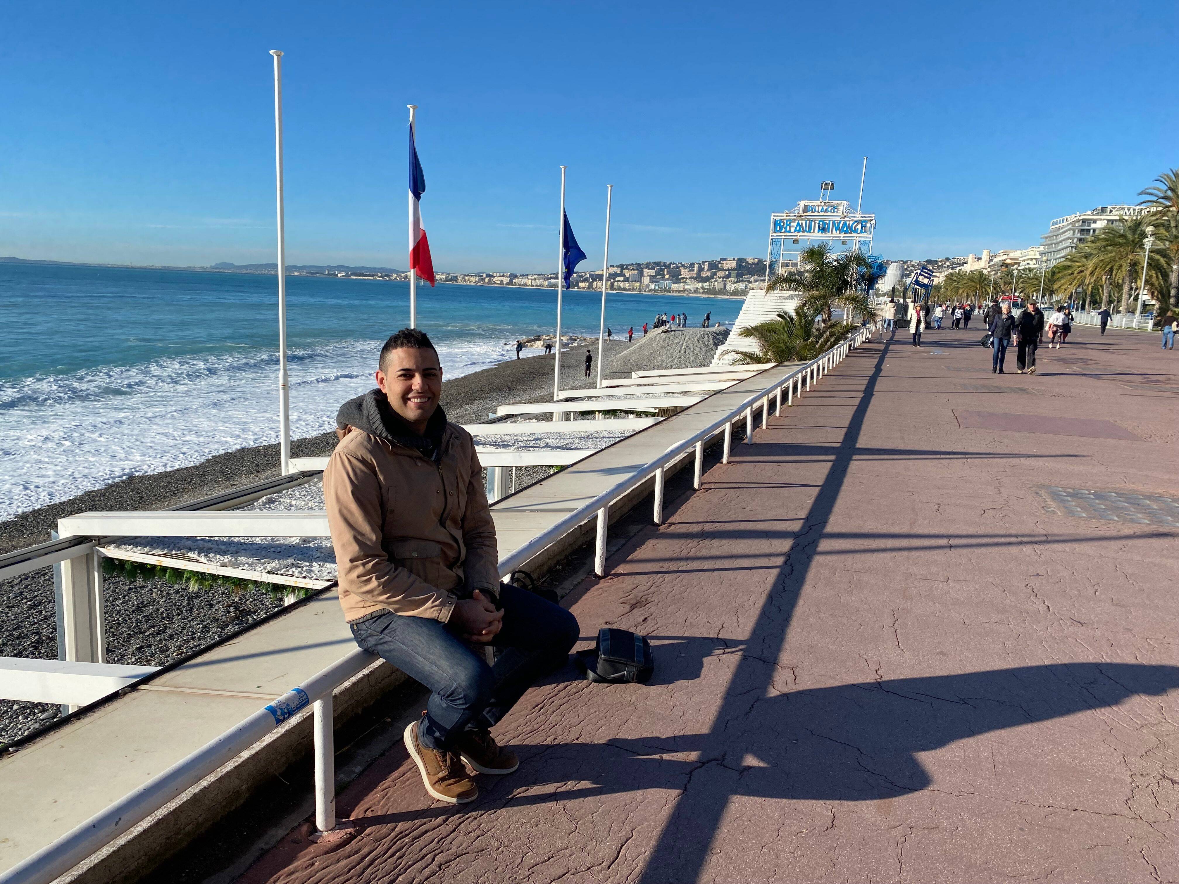 Un artiste de rue condamné à payer 71 euros d'amende pour avoir chanté face à la mer à Nice