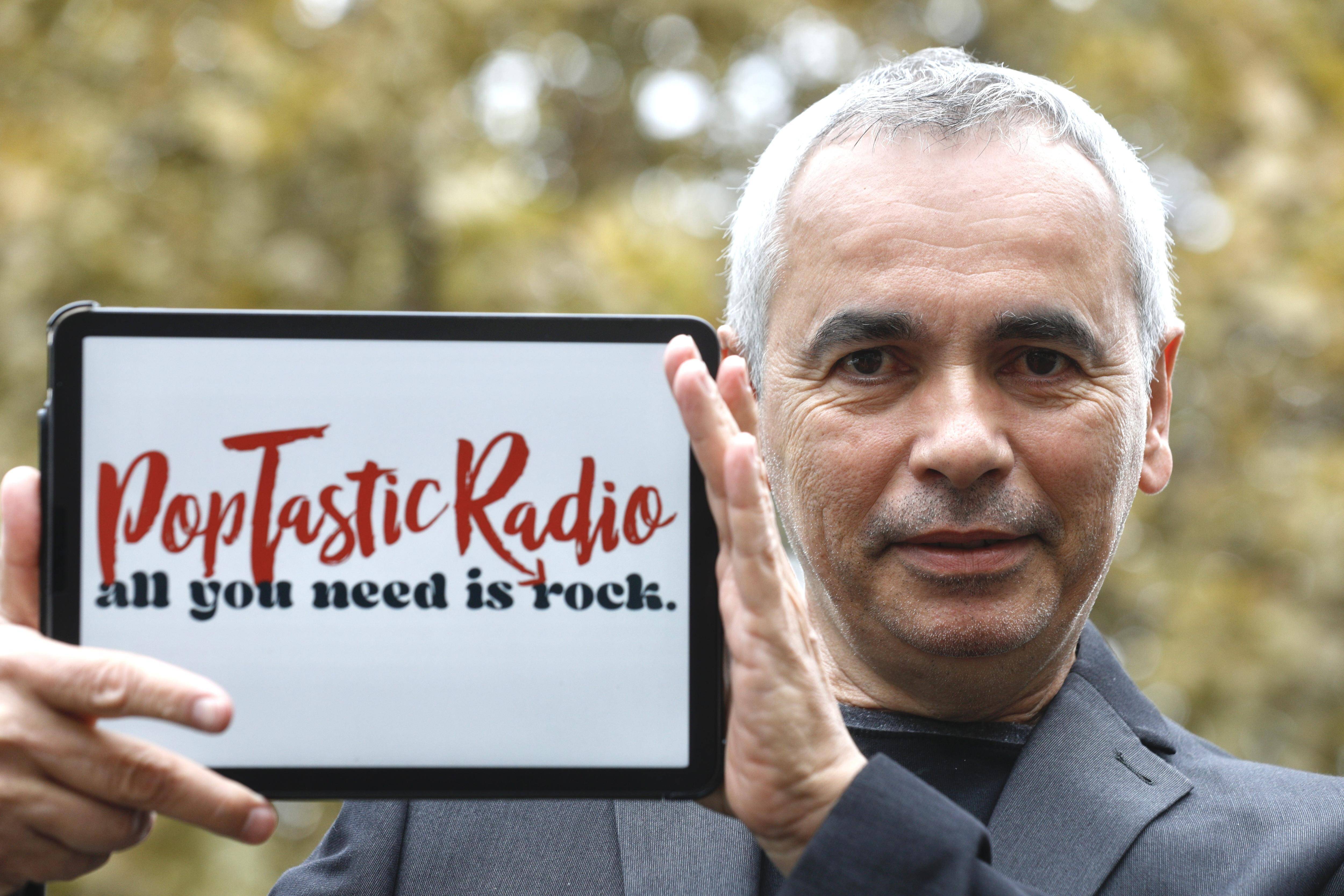 "Je ne pensais sincèrement pas aller aussi loin avec ce projet":à la rencontre de Claude Baissac, 11 années de rock et de persévérance avec sa webradio antiboise Popastick