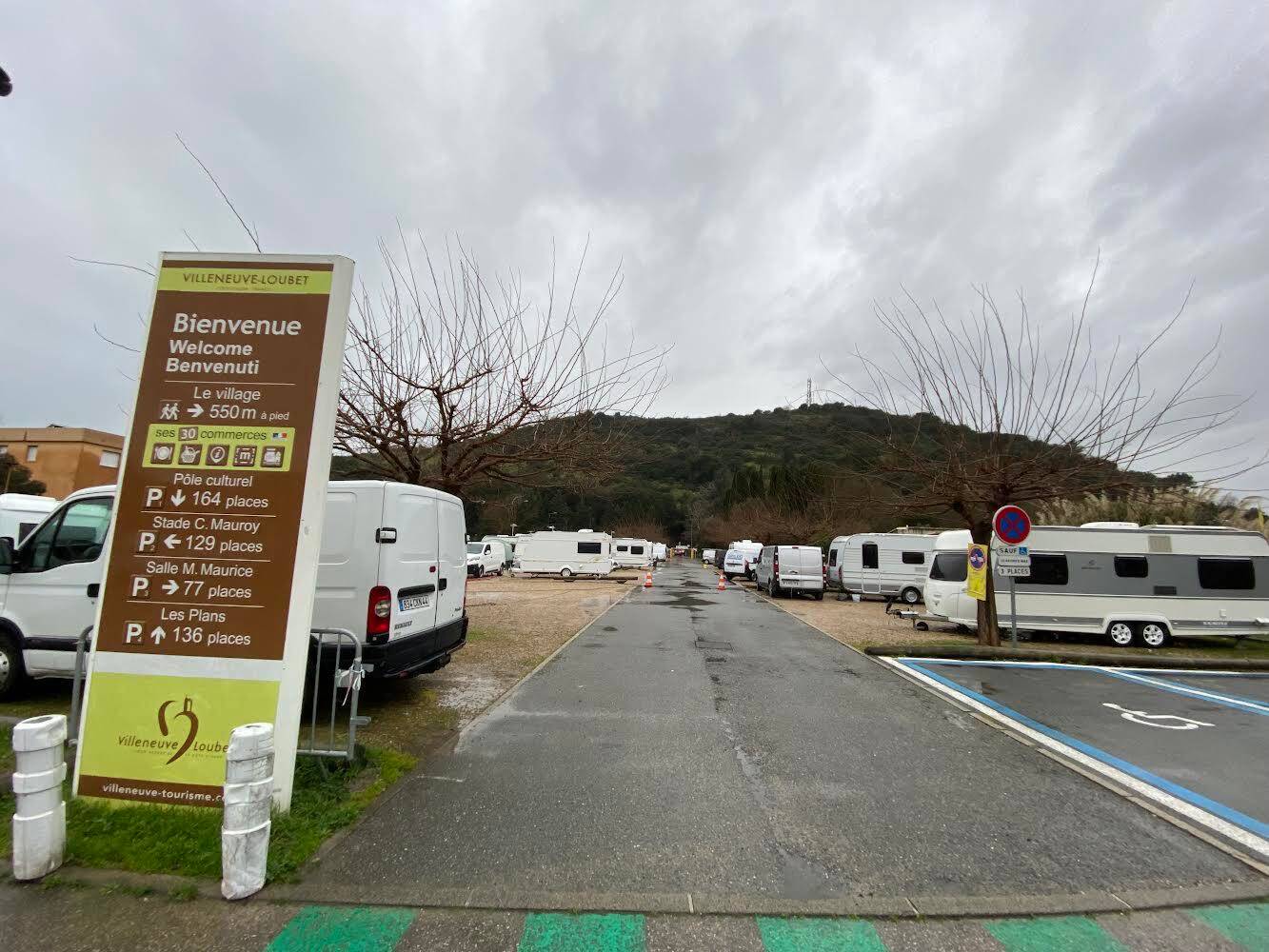 "Ils payent le même tarif que les cirques": les gens du voyage ont installé leurs caravanes sur un parking public de Villeneuve-Loubet