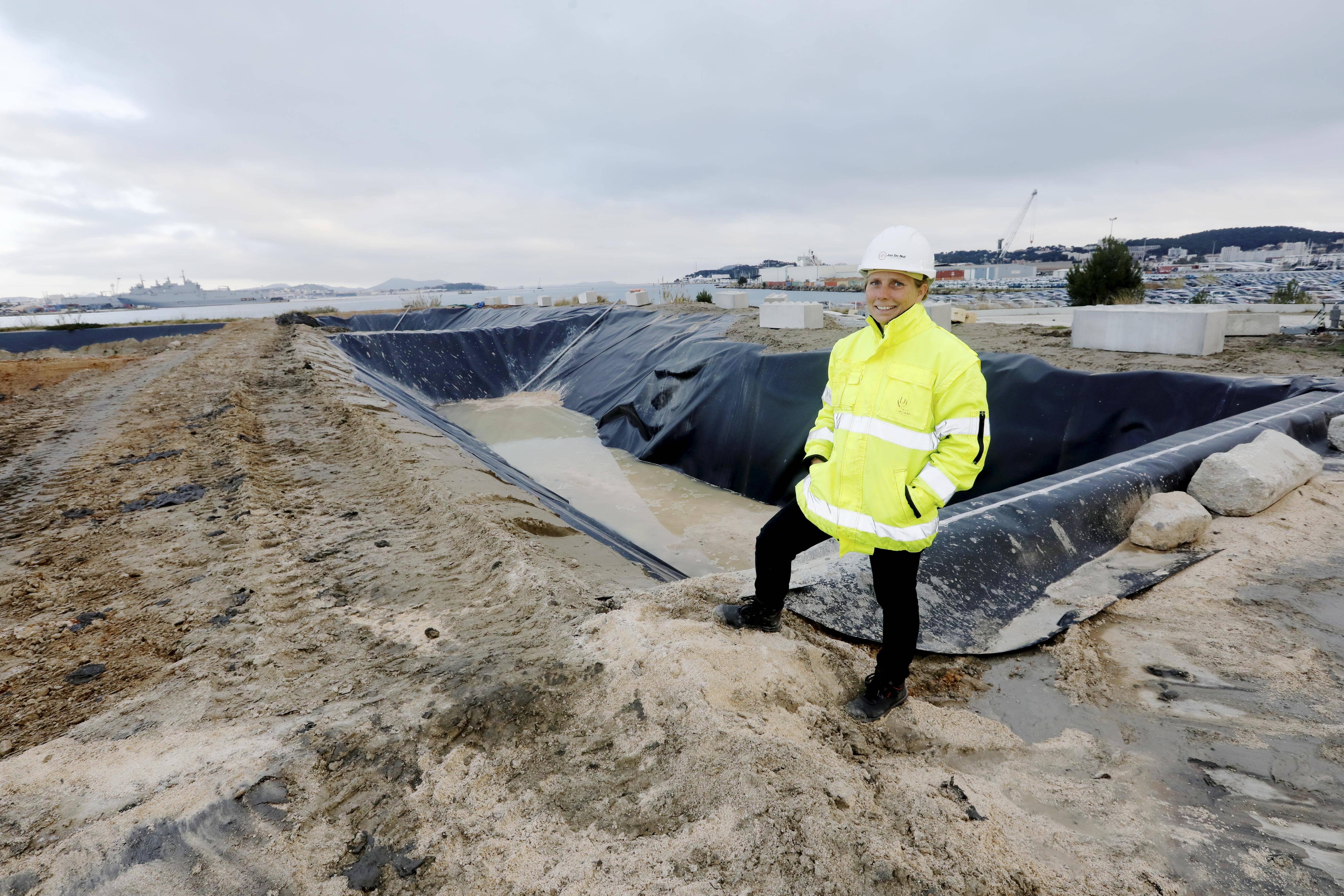 Dans la rade de Toulon, des sédiments pour construire le quai du futur porte-avions?
