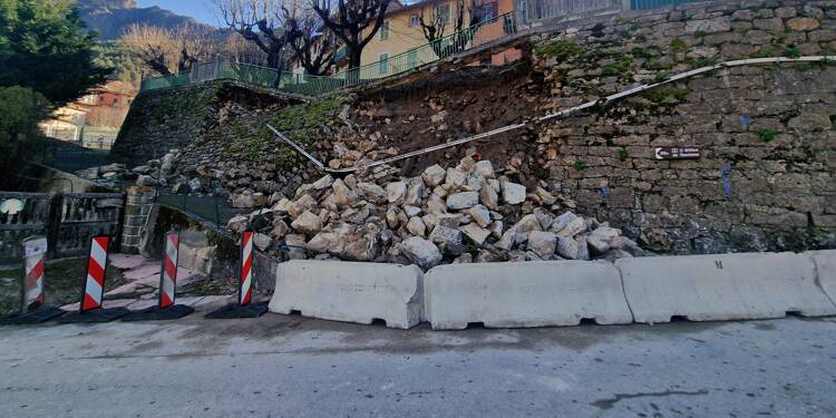 Spectaculaire éboulement à La Bollène-Vésubie, la circulation ne se fait plus que sur une voie sur la RM70