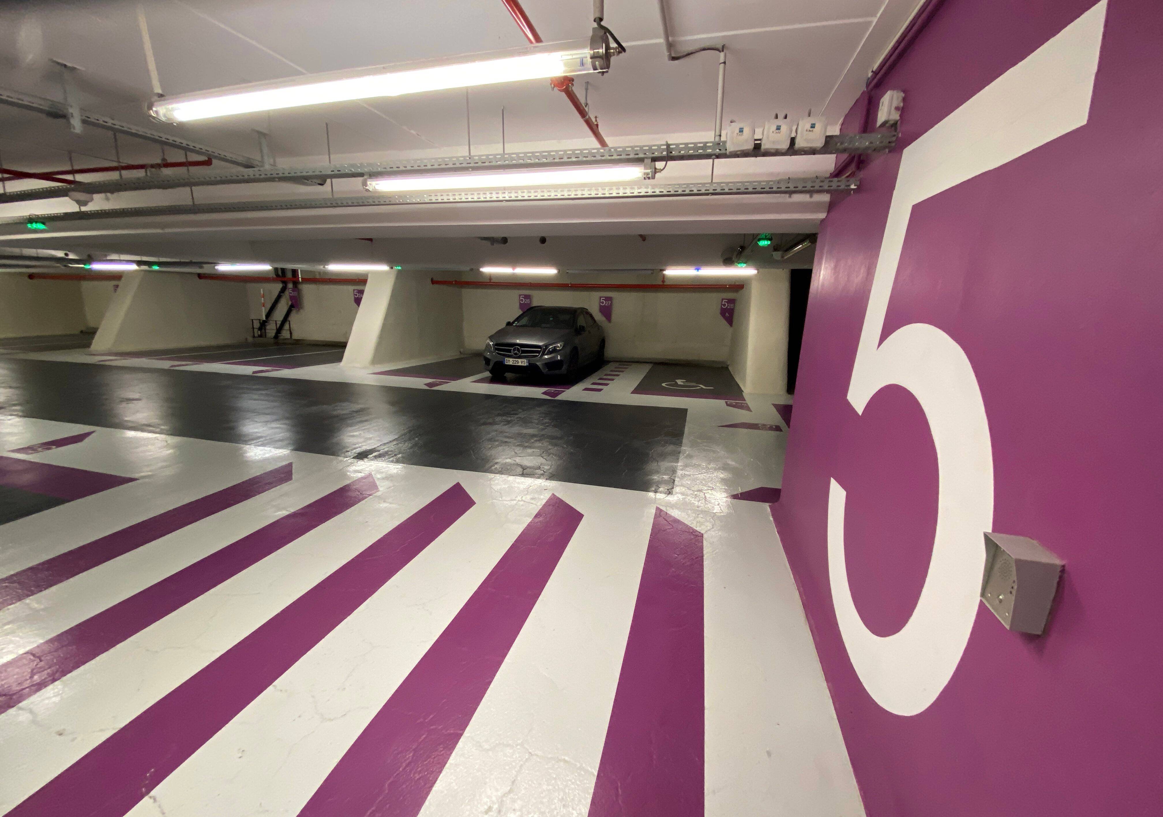 Presque 100 euros de plus par trimestre: les tarifs font râler les abonnés du parking du port de Nice