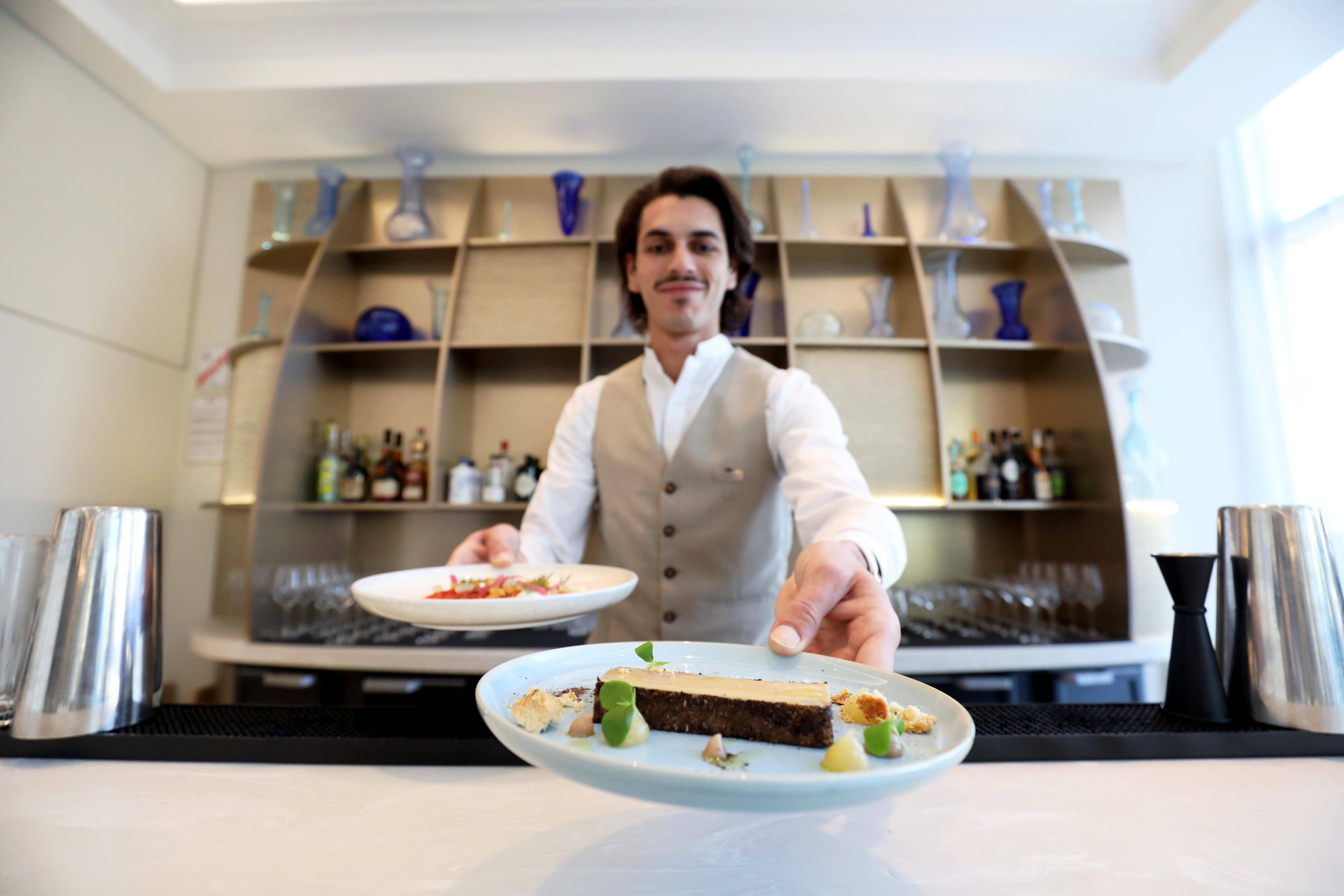 Après son bouillonnant restaurant, le nouveau 5-étoiles de Nice lance son bar à cocktails et snacking chic