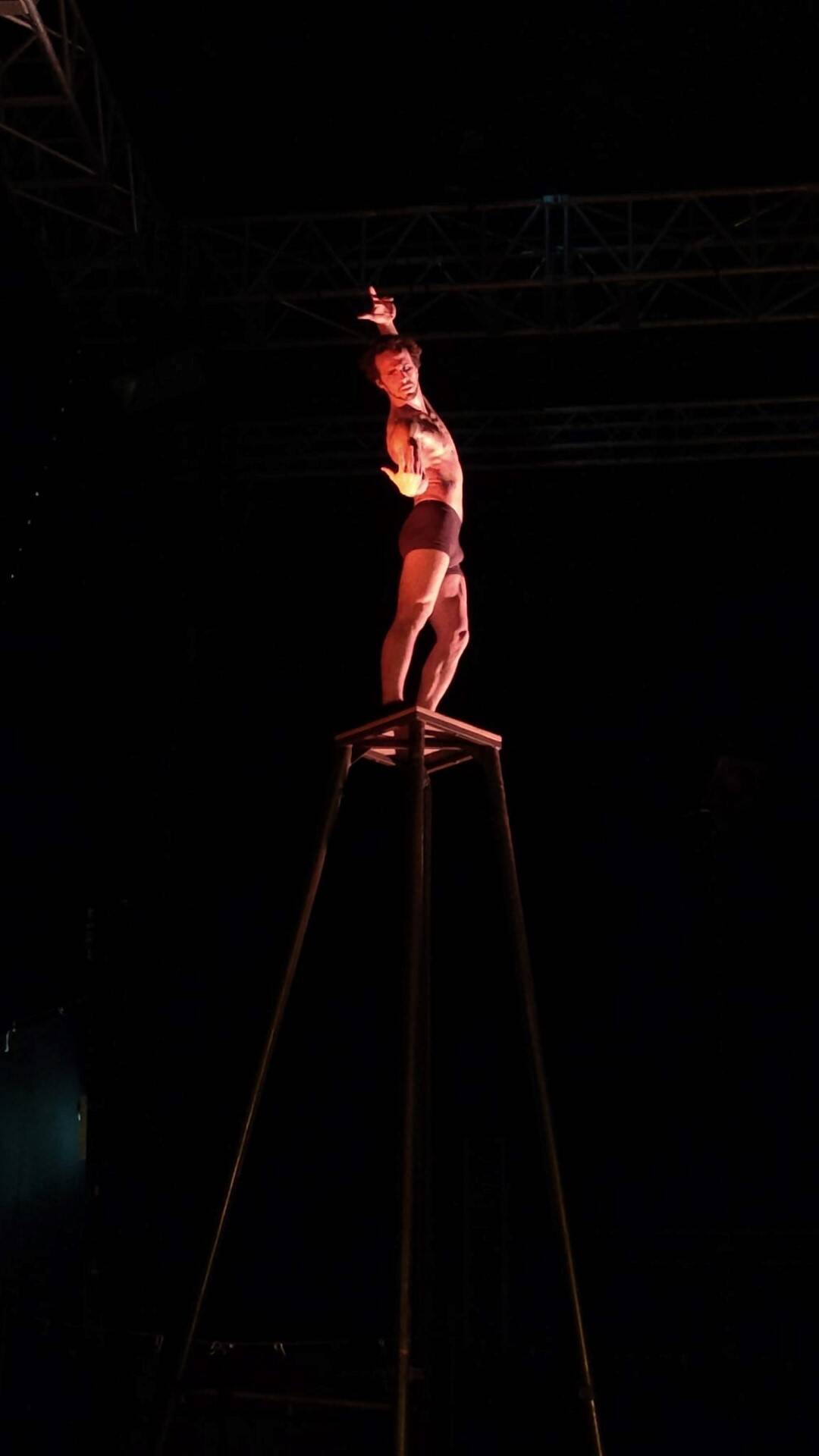 Le spectacle "De bonnes raisons" amène le public dans les coulisses de la création et questionne la prise de risque dans le milieu circassien