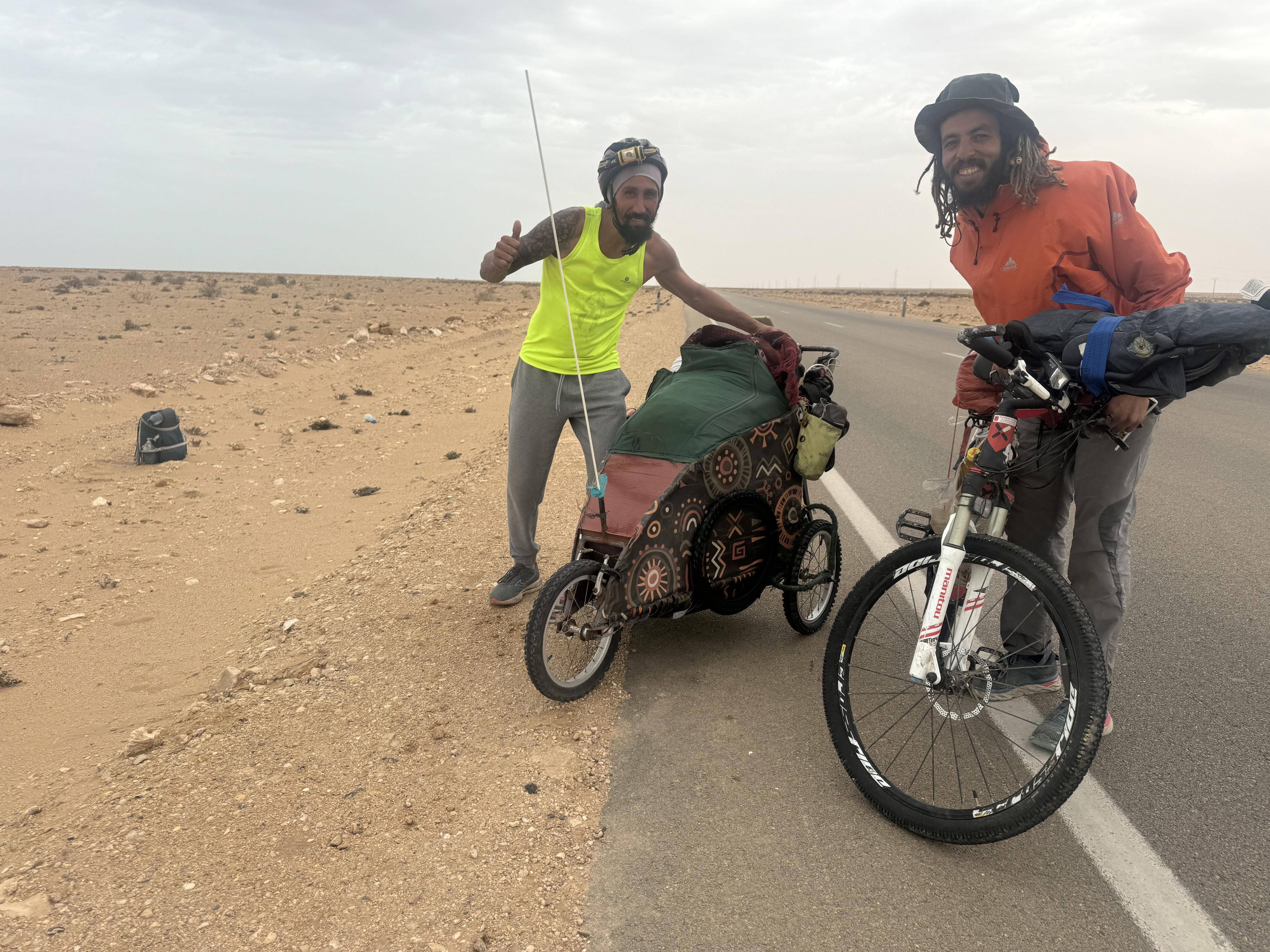 "Ce voyage m'a ouvert les yeux: il y a un nombre incroyable de bonnes personnes dans ce monde" : 5.200 kilomètres à vélo entre Saint-Raphaël et Dakar pour retrouver du sens