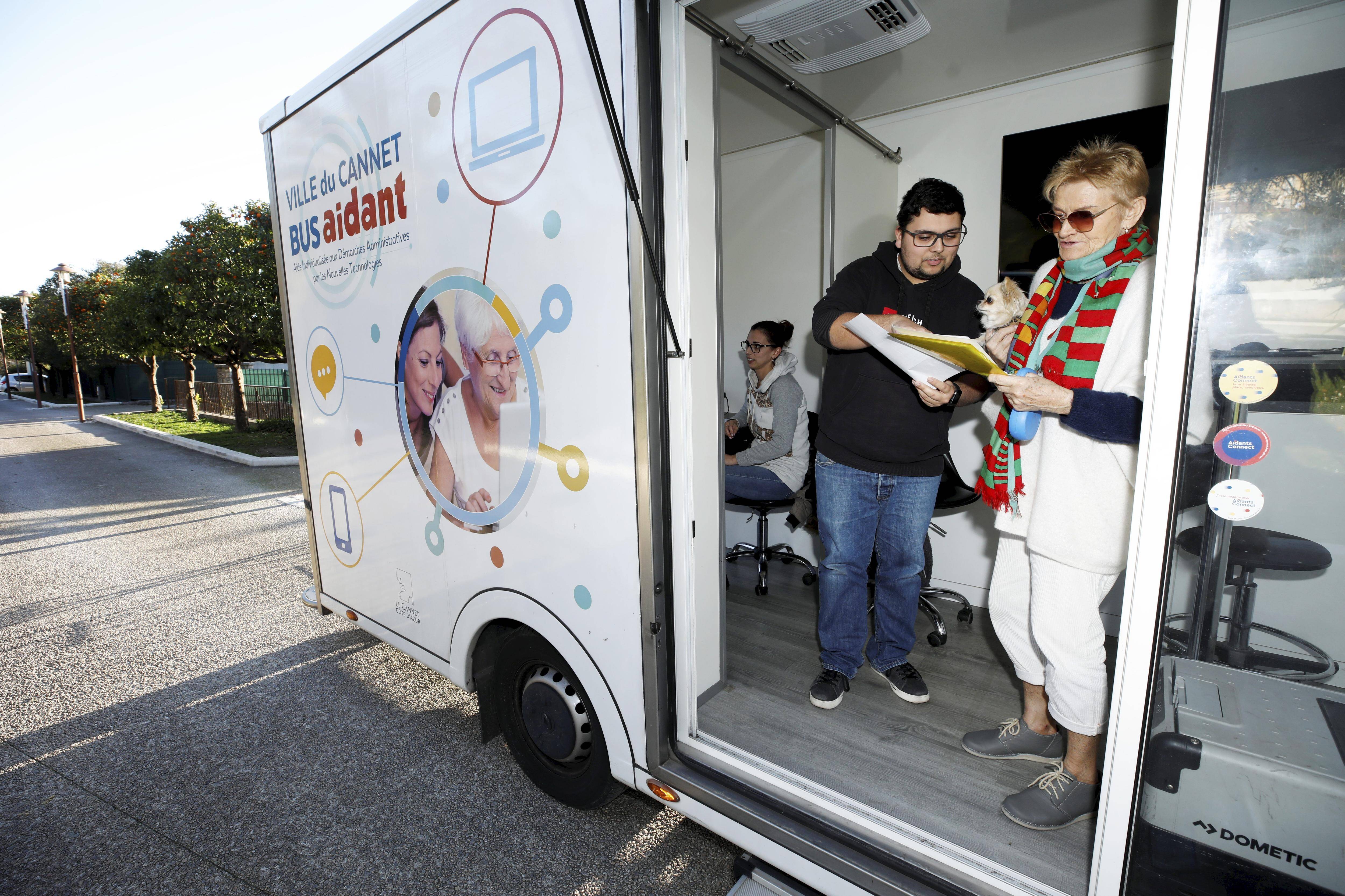 "Ici, pas besoin de rendez-vous, en 10 minutes, ils résolvent tous vos problèmes": le Bus aidant séduit les Cannetans
