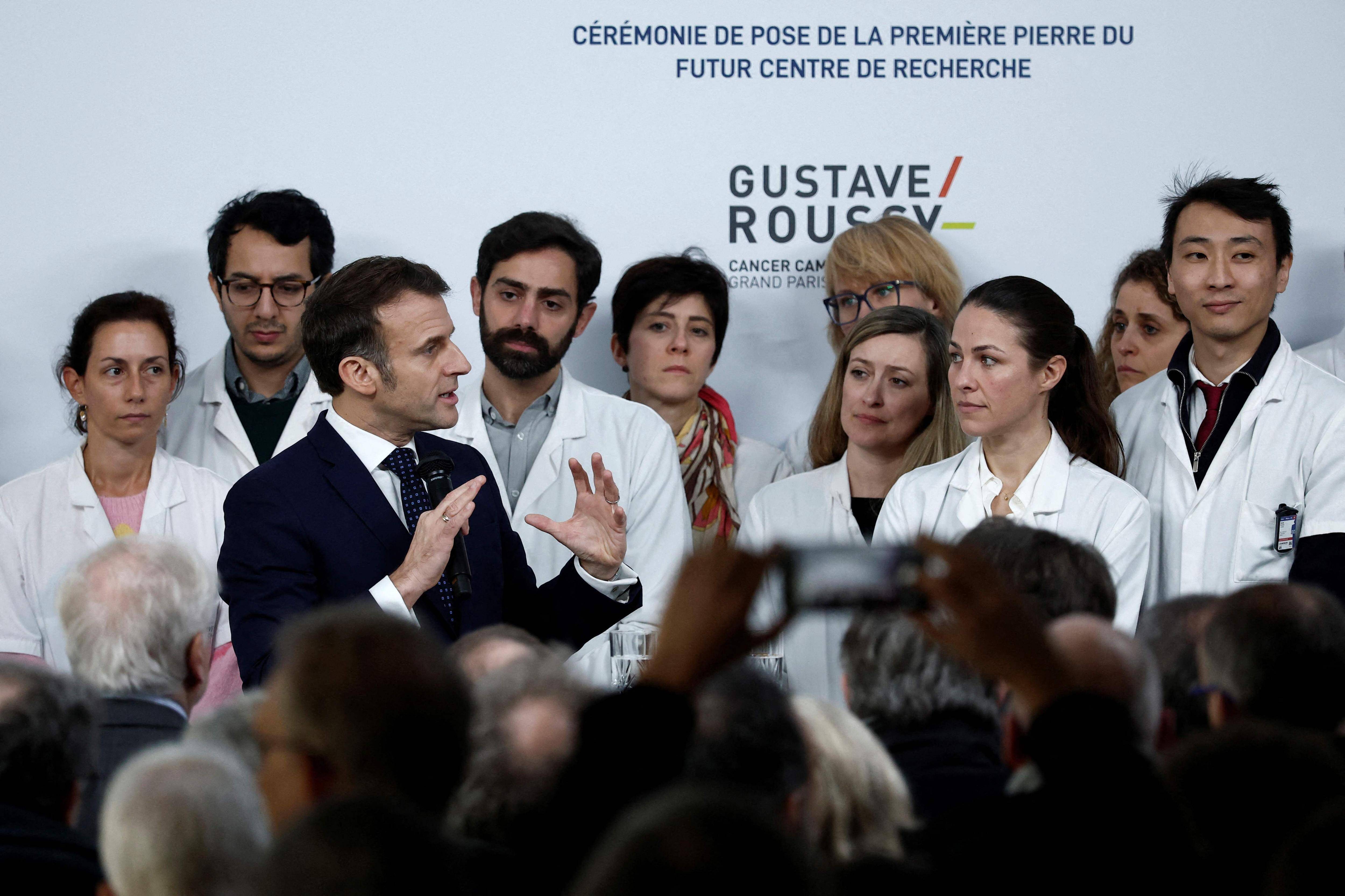 "Il faut y aller à fond sur l'IA": Emmanuel Macron annonce la création d'une trentaine de data centers en France