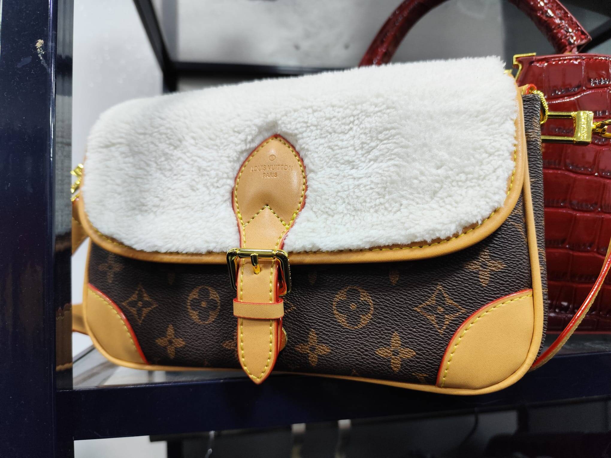 Dior, Nike, Vuitton... 350 produits contrefaits saisis dans une boutique de Toulon, le gérant placé en garde à vue