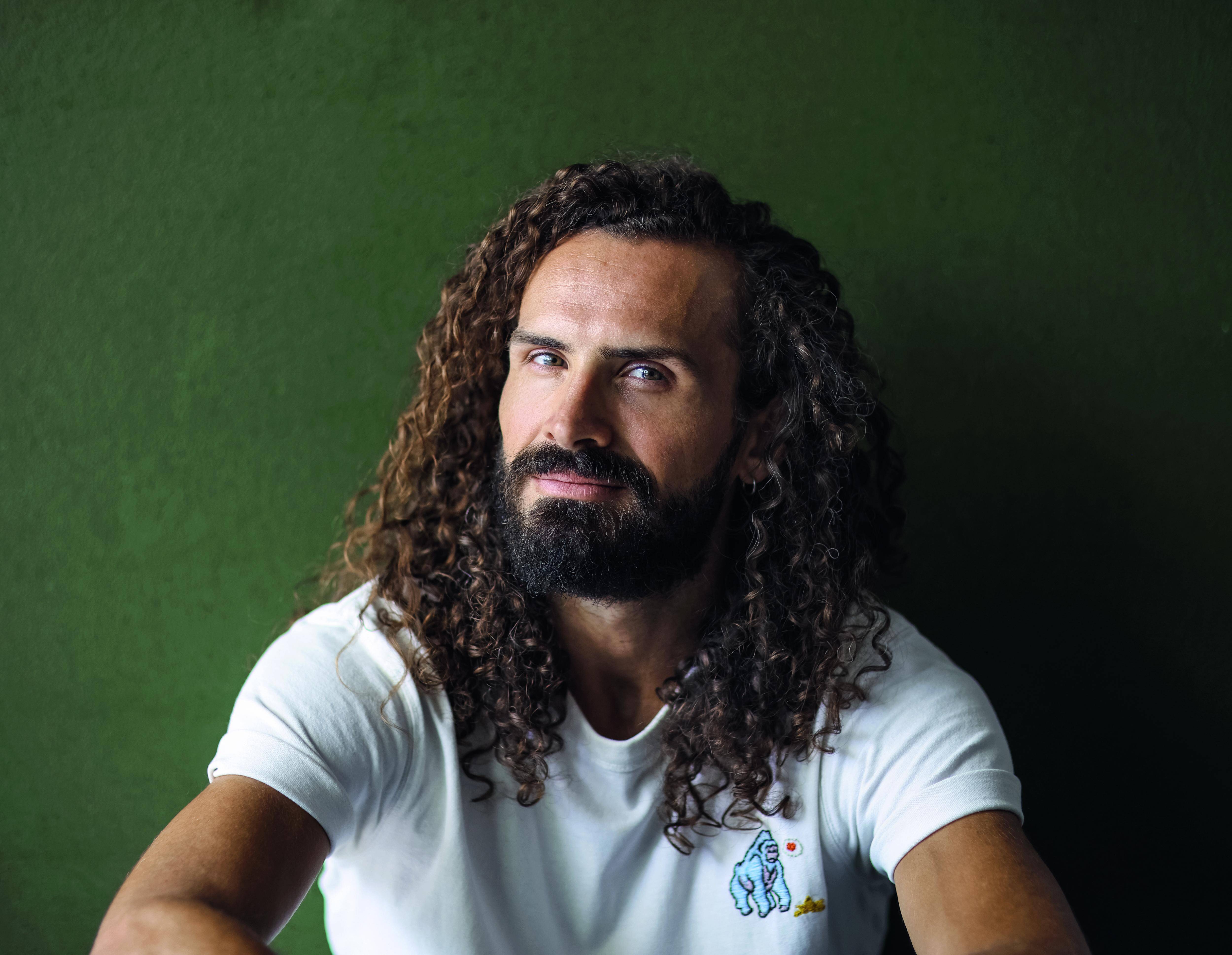 "Bientôt 4 ans sans un verre": le comédien niçois Maxime Musqua raconte dans un livre comment il a arrêté de boire de l'alcool