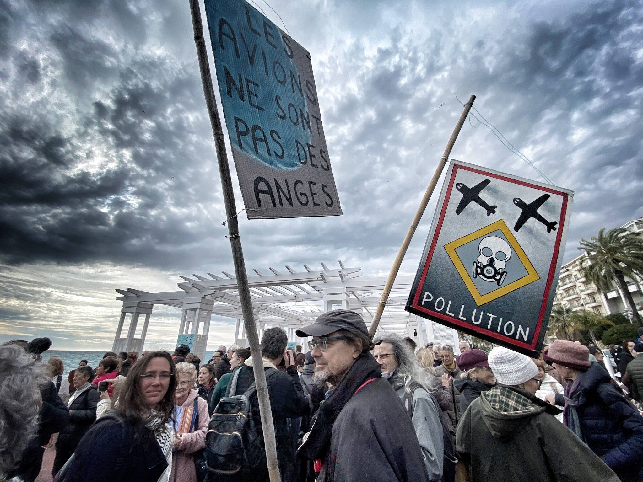 "Nos vies valent plus que leurs profits": près de 500 manifestants mobilisés à Nice contre l'extension de l'aéroport