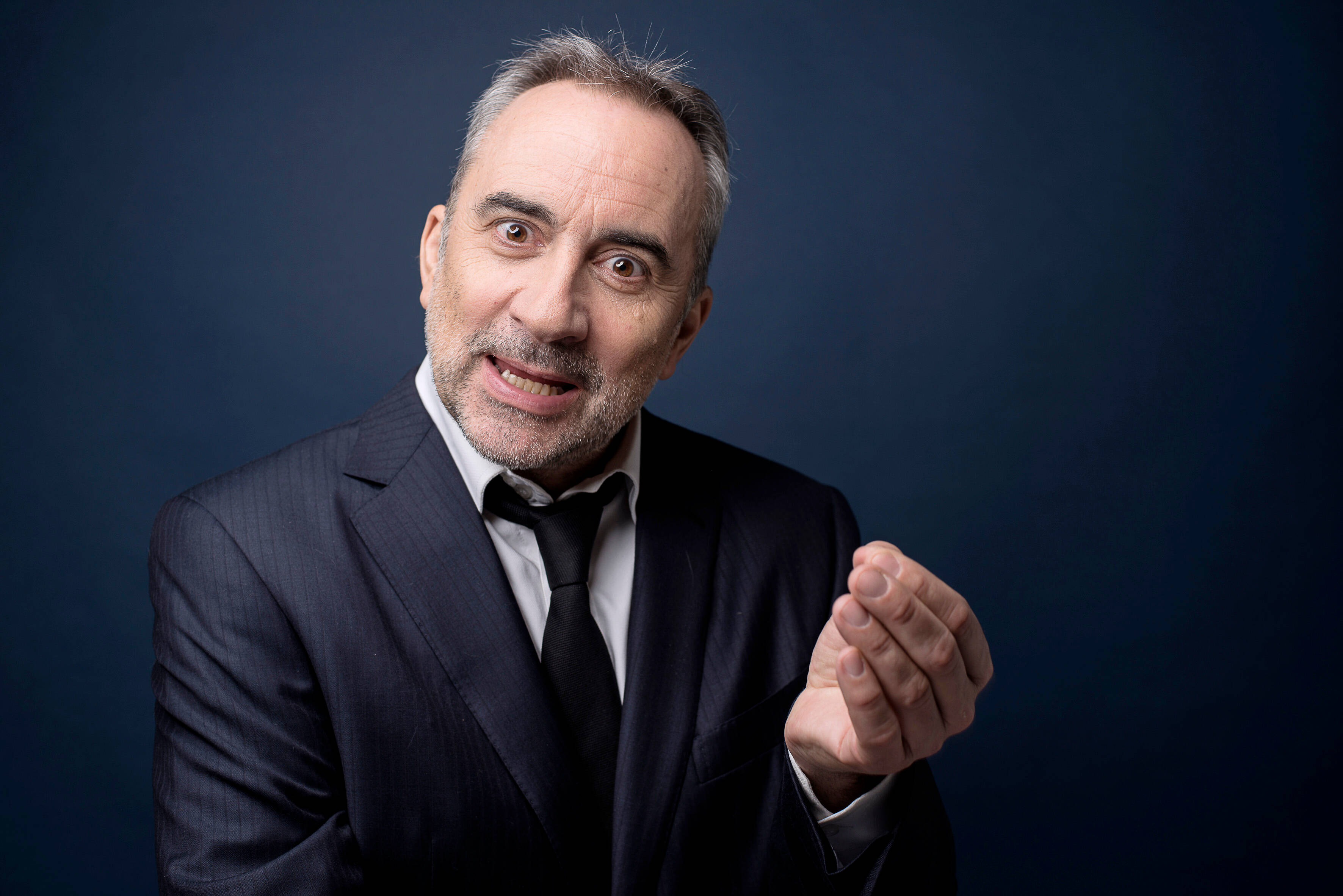 "Les gens ne s'arrachent pas mes chemises, c'est une notoriété agréable" avant son passage au Théâtre national de Nice lundi, Antoine Duléry se confie