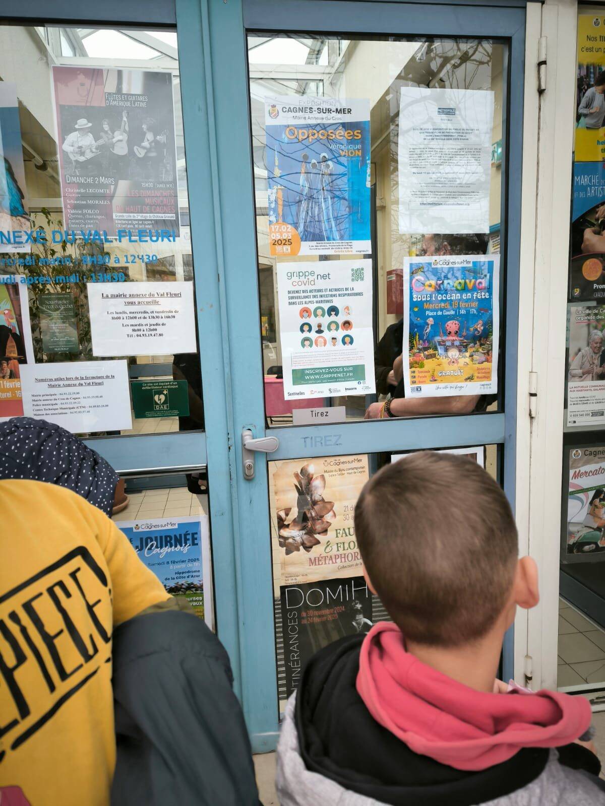 "Indifférence et cynisme": une assistante maternelle et 8 enfants laissés à la porte de la mairie annexe alors que leur immeuble brûlait juste en face?
