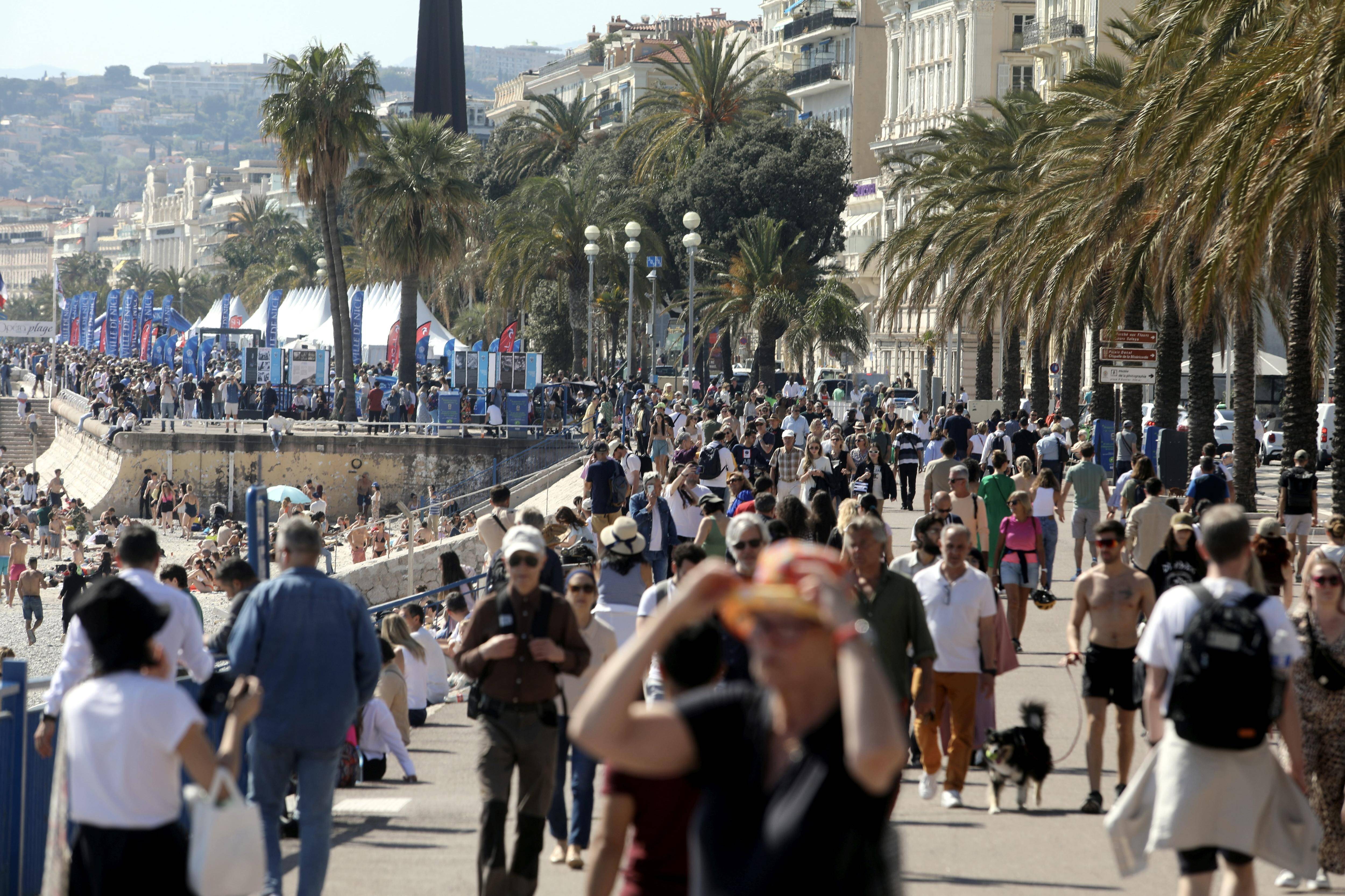 En l'espace de trois jours, il agresse un vigile, exhibe son sexe sur la Prom', insulte et crache sur des policiers municipaux à Nice