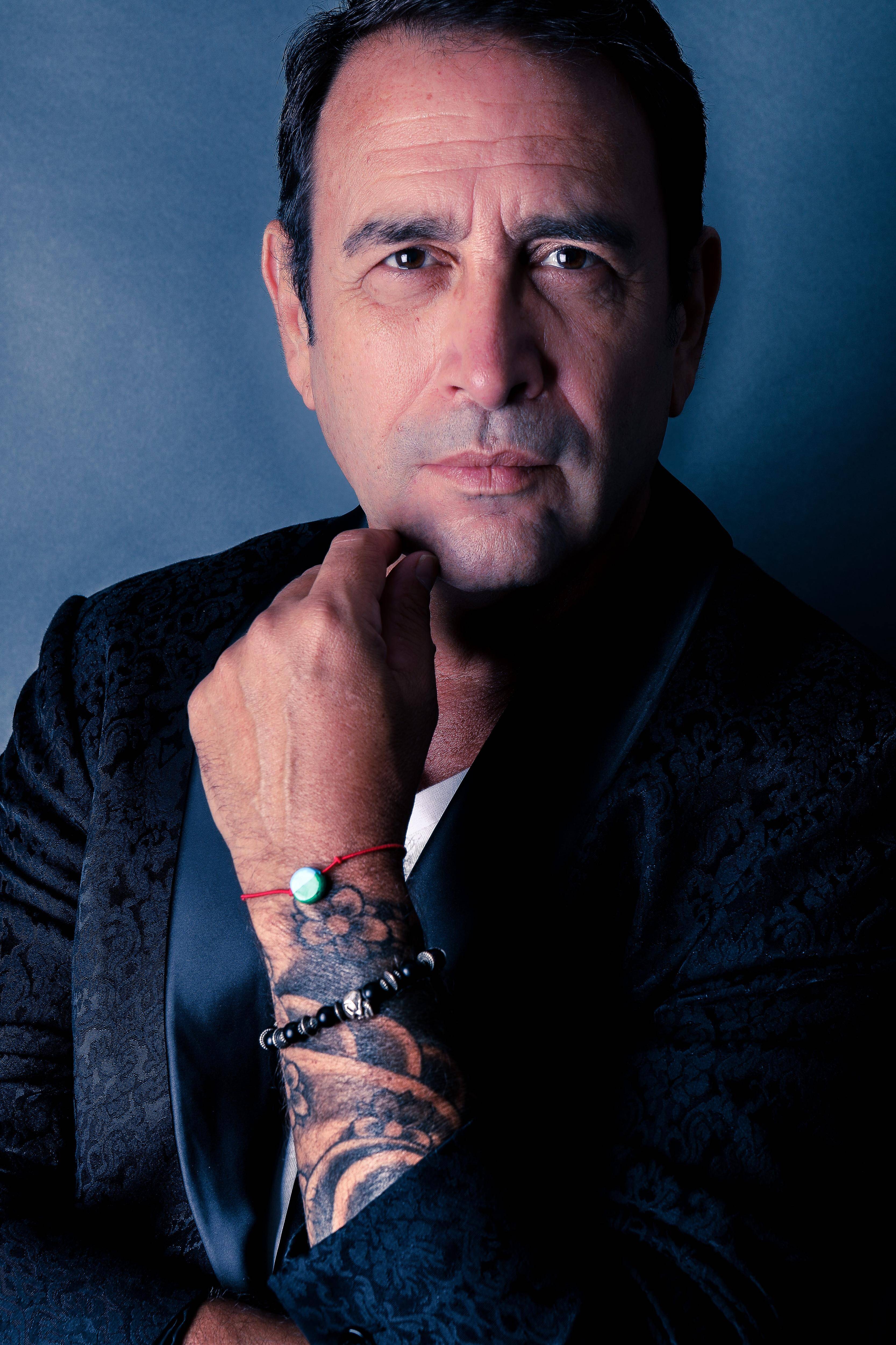 Pierre Bachelet ou Céline Dion version pop flamenco, El Chato fait des reprises surprenantes et revisite son répertoire dans "Racines"