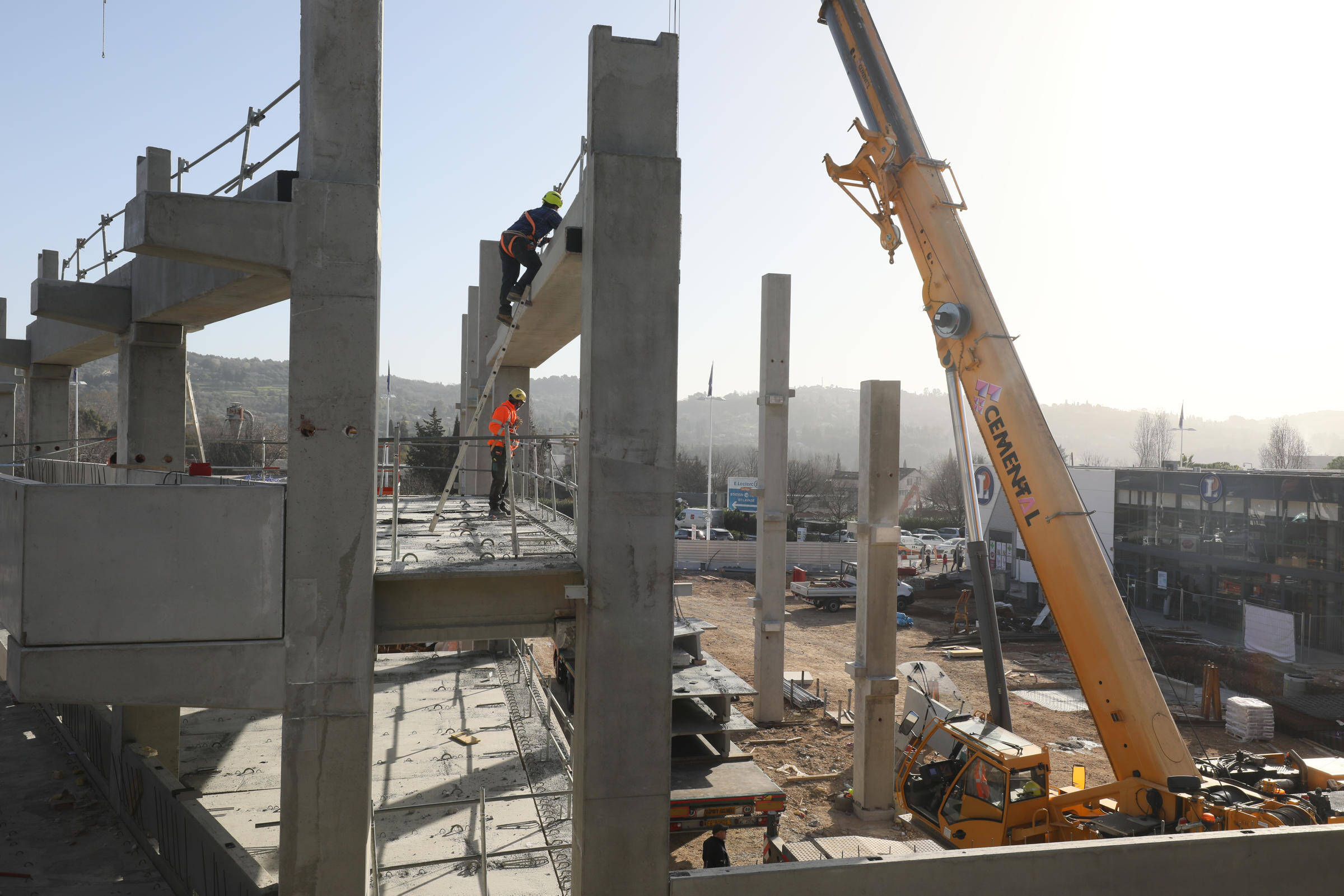 "Dans nos entreprises, c'est trop risqué d'employer des personnes en situation irrégulière": le président de la fédération du BTP 06 réagit aux propos du préfet des Alpes-Maritimes