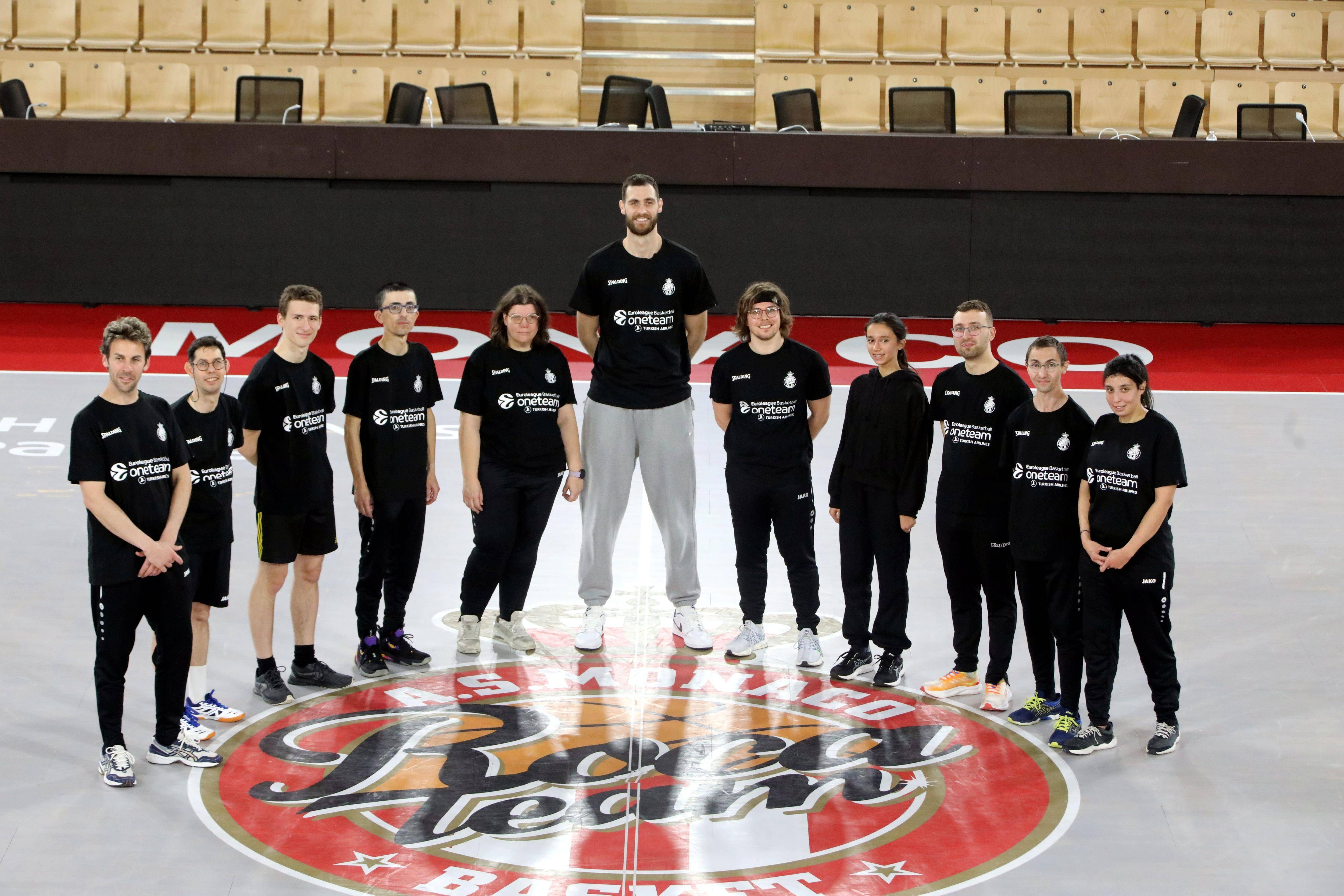 Papagiannis mène la danse avec des sportifs handicapés