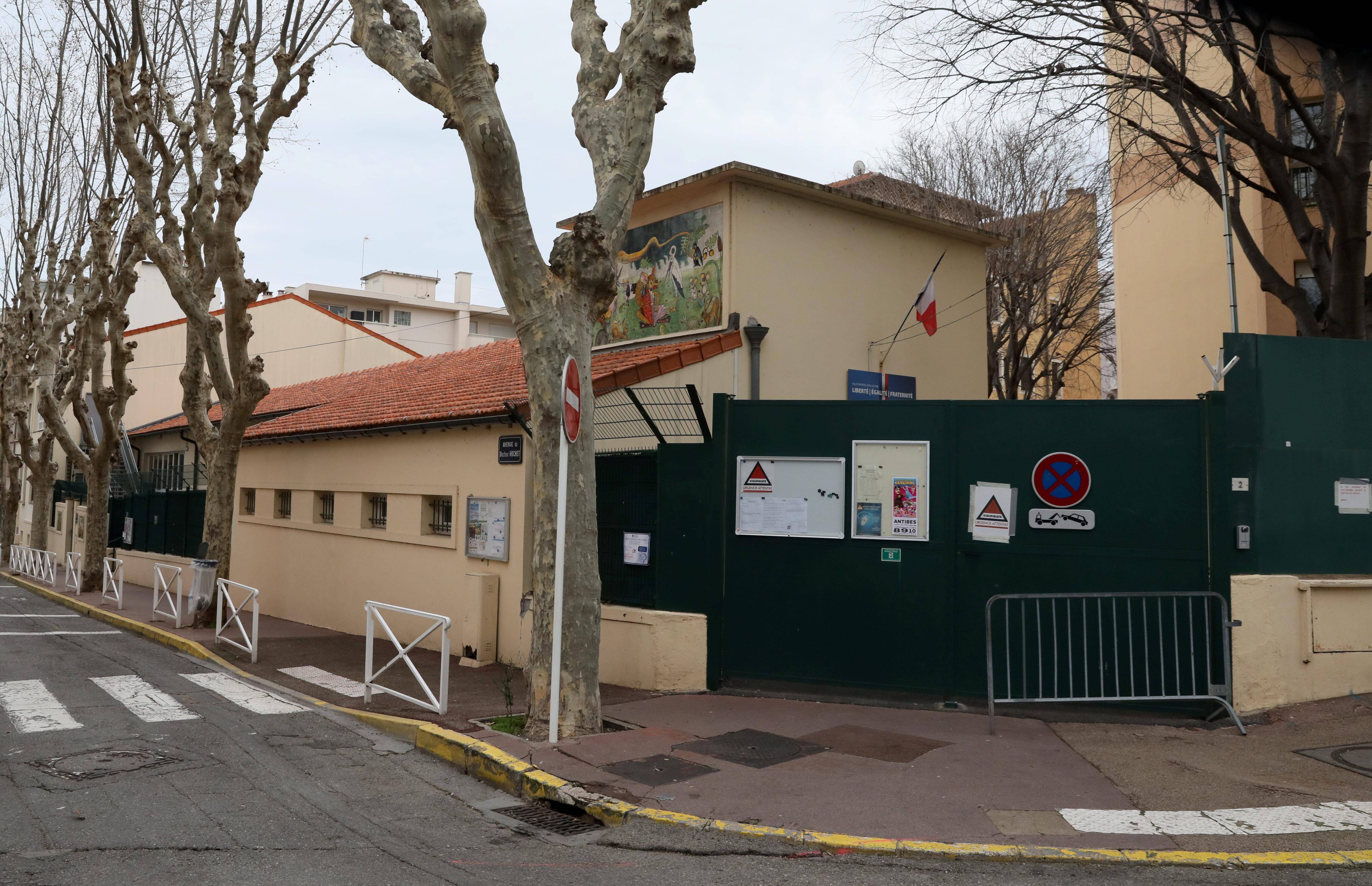 Chute d'un faux plafond dans un dortoir de l'école Peynet de Juan-les-Pins: les parents d'élèves ciblent la mairie