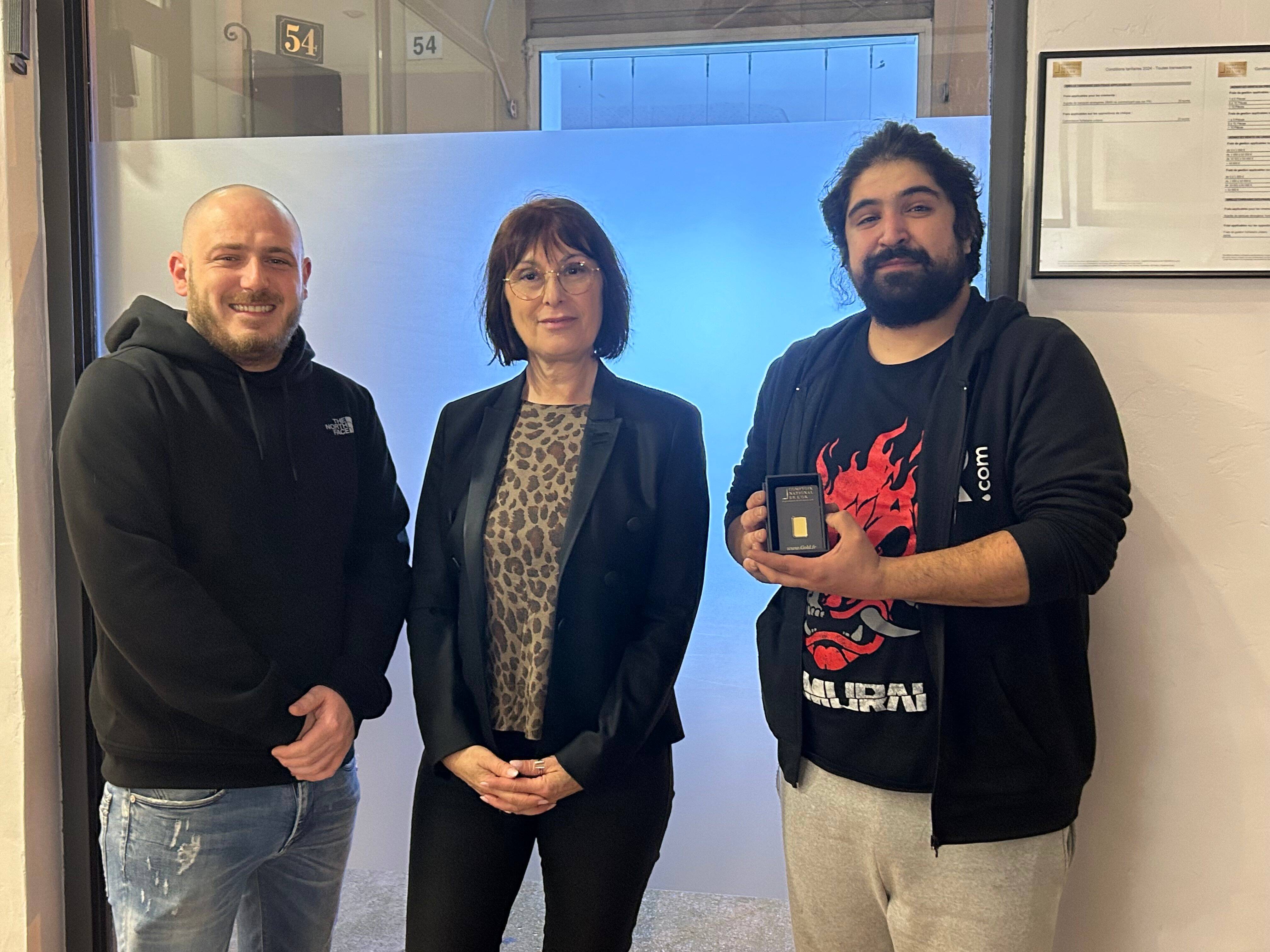 Il gagne un lingotin d'or après avoir acheté une galette des rois dans une boulangerie de La Trinité