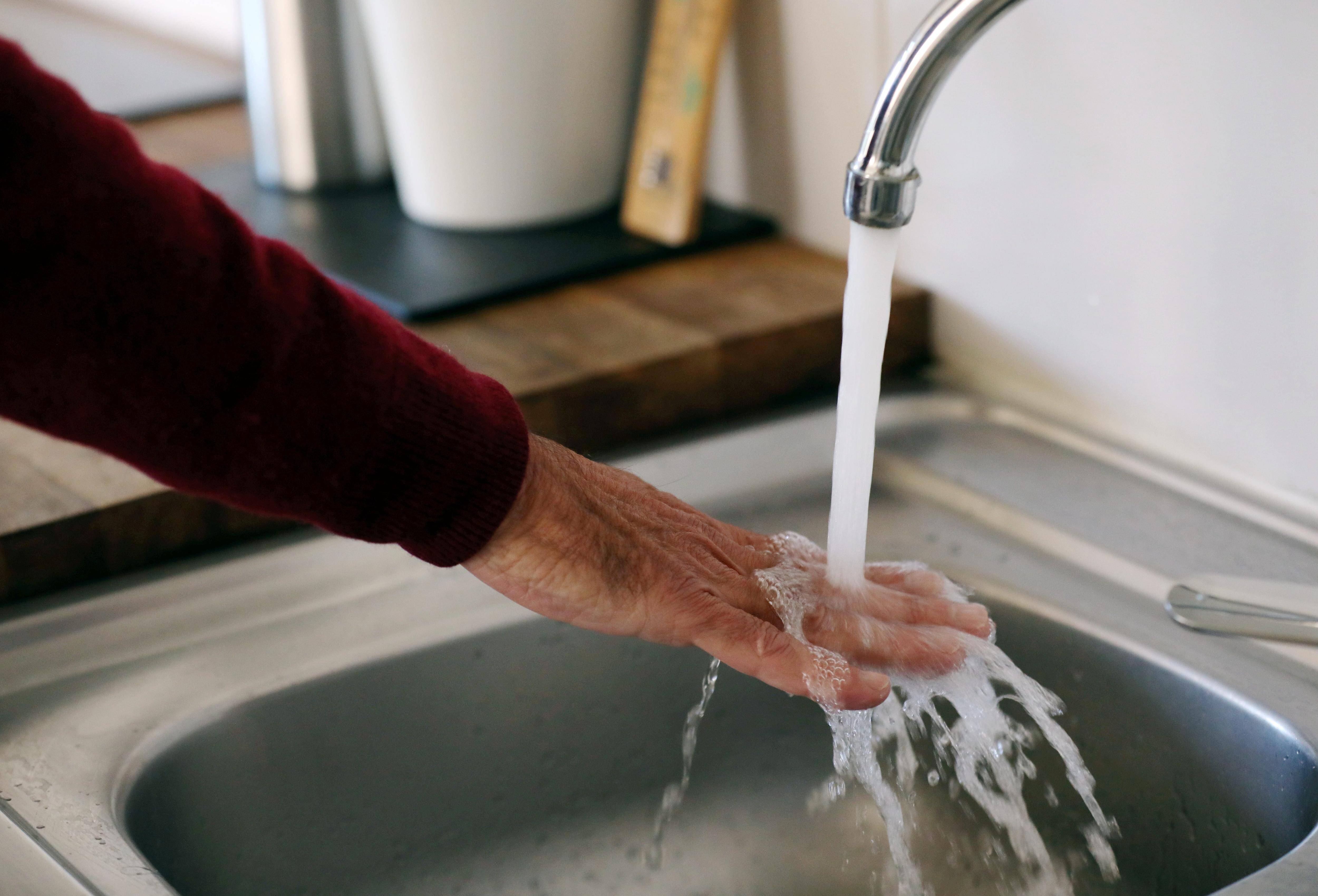 "On fait à l'ancienne": au Cannet, la panne d'eau chaude qui jette un froid