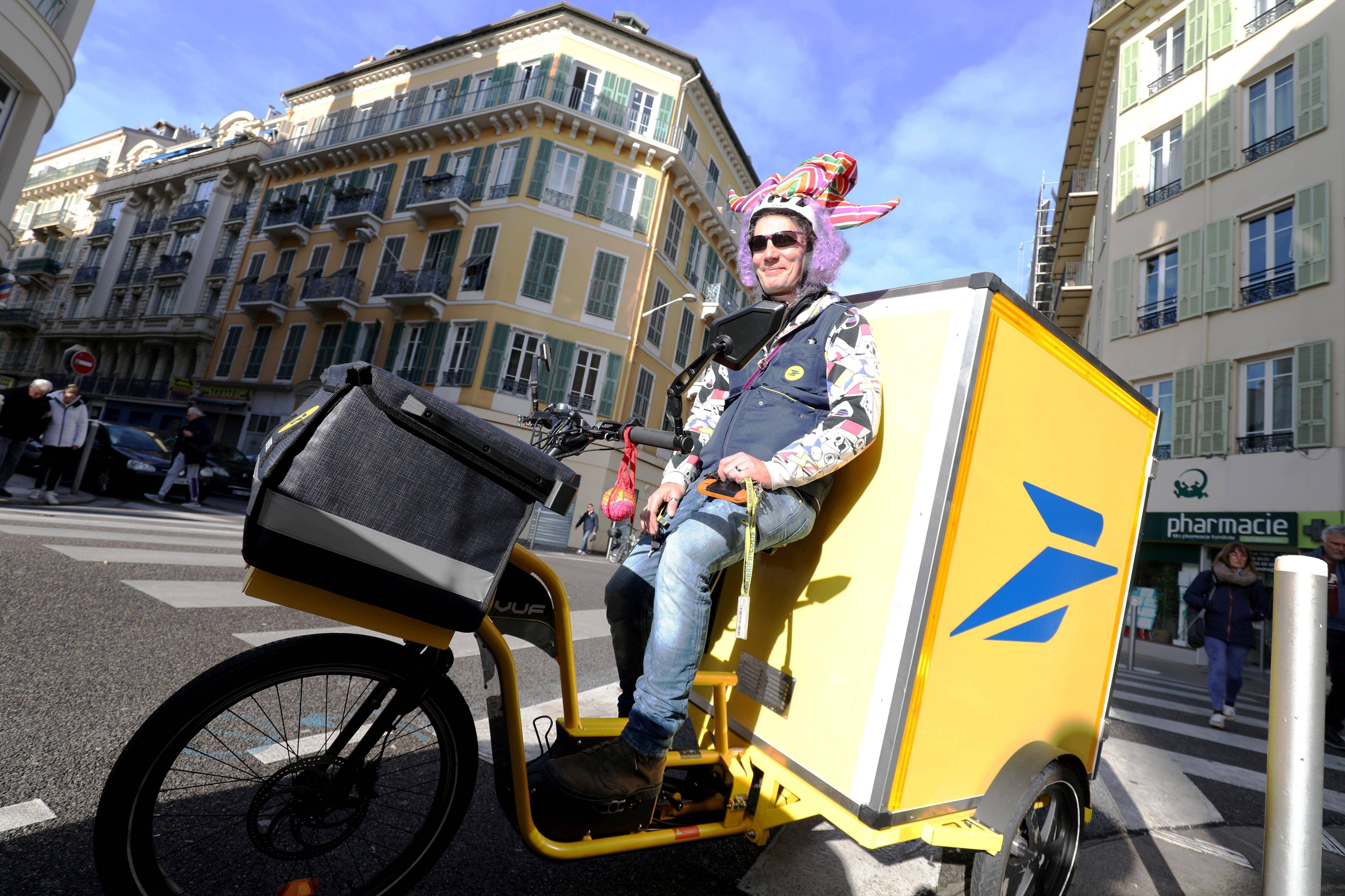 Drôlement chapeauté: qui est ce facteur au look étonnant qui arpente le centre de Nice?