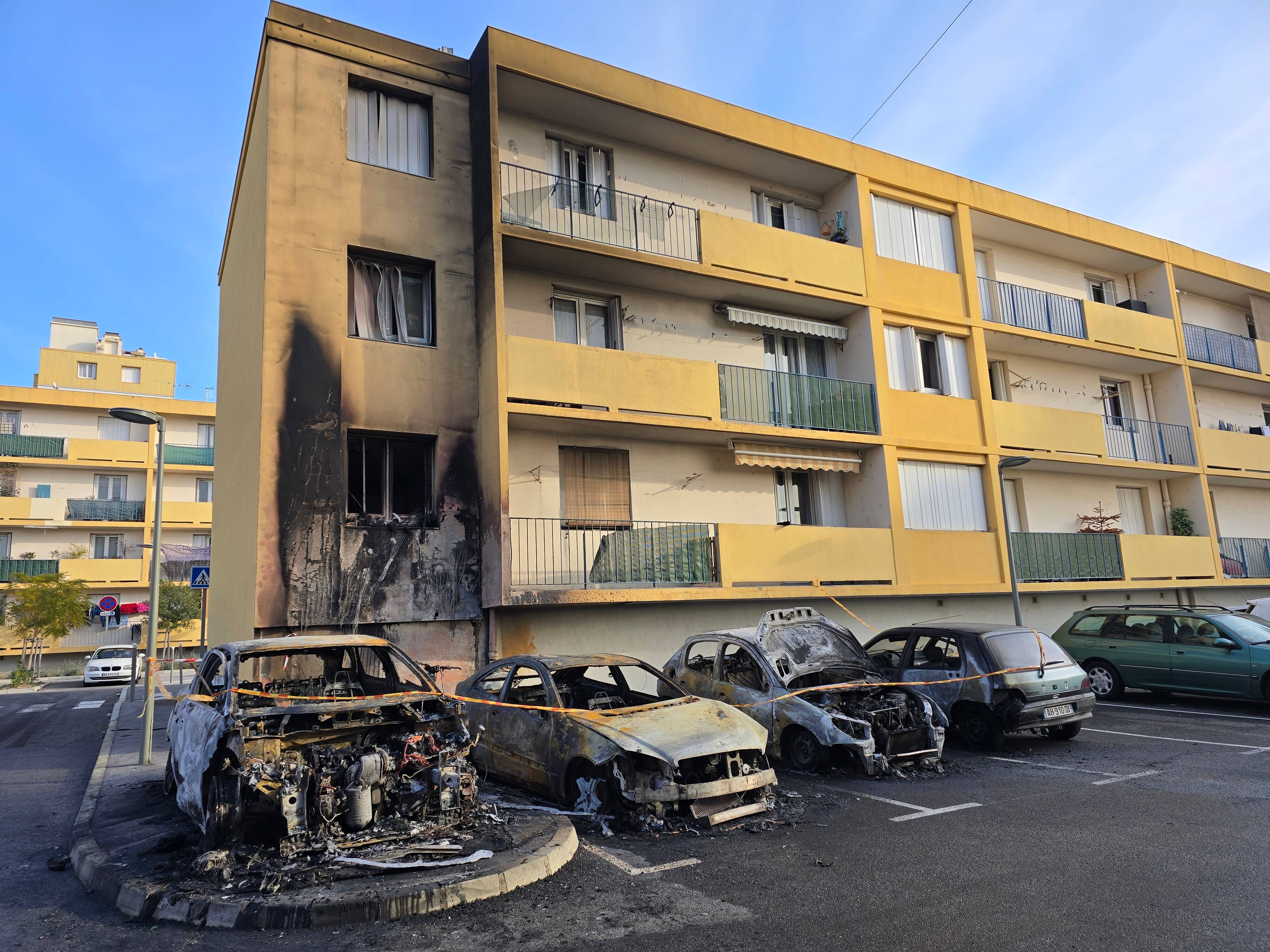 "C'est catastrophique": trois voitures et un scooter brûlés, les résidents impactés... ce que l'on sait après l'incendie à Hyères