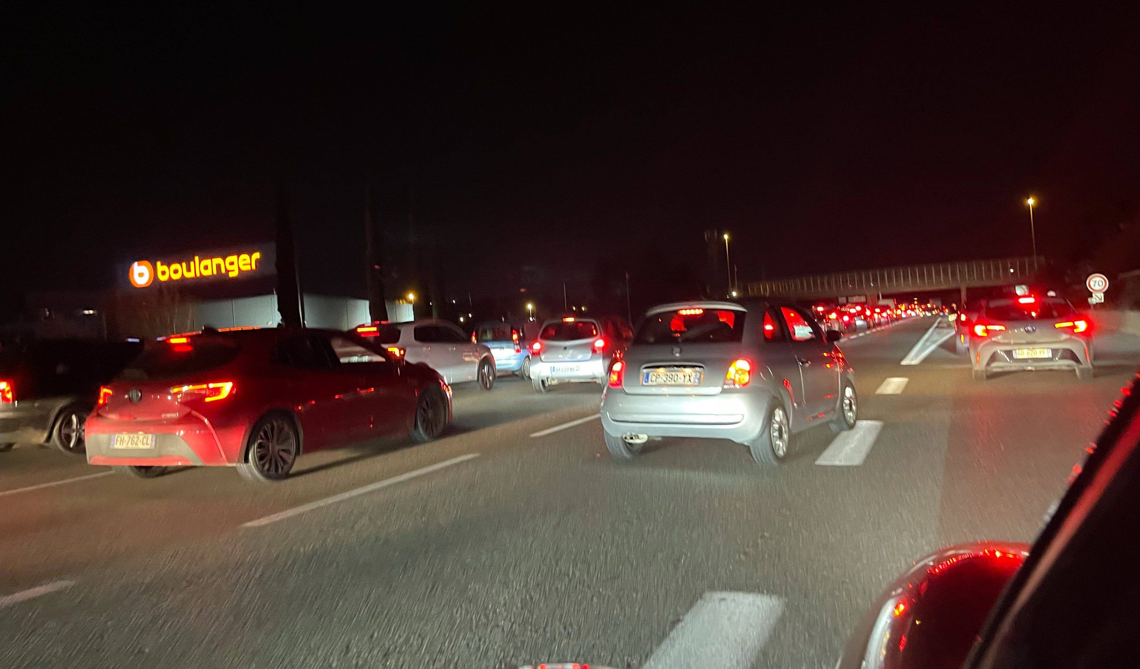 Un accident impliquant deux motos et une voiture bloque la circulation sur l'autoroute A50 à la sortie de Toulon vers Marseille