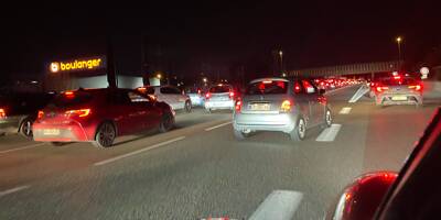 Un accident impliquant deux motos et une voiture bloque la circulation sur l'autoroute A50 à la sortie de Toulon vers Marseille