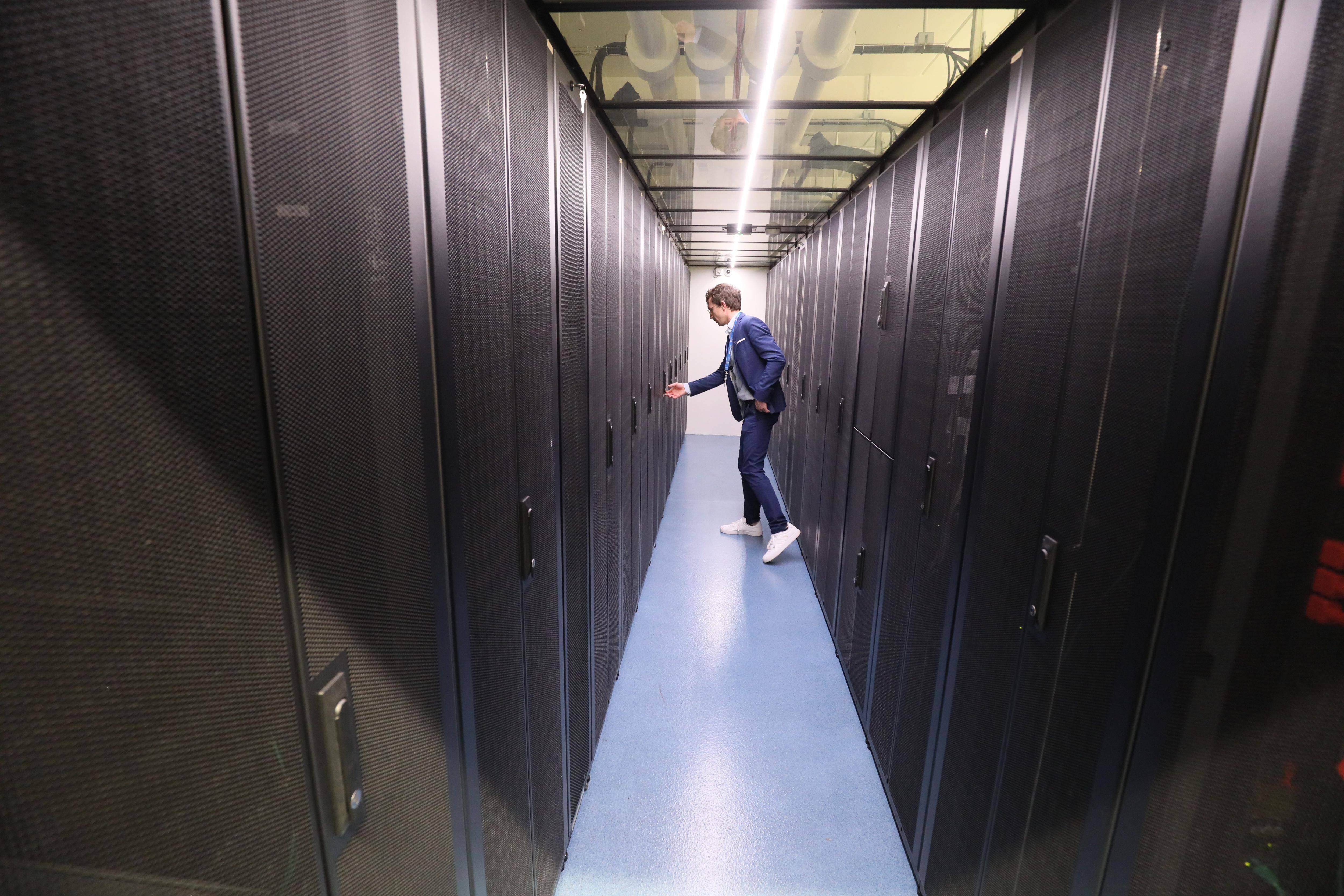 Entre climatiseurs et bouffées de chaleur, on vous emmène dans les entrailles d'un data center à Sophia Antipolis