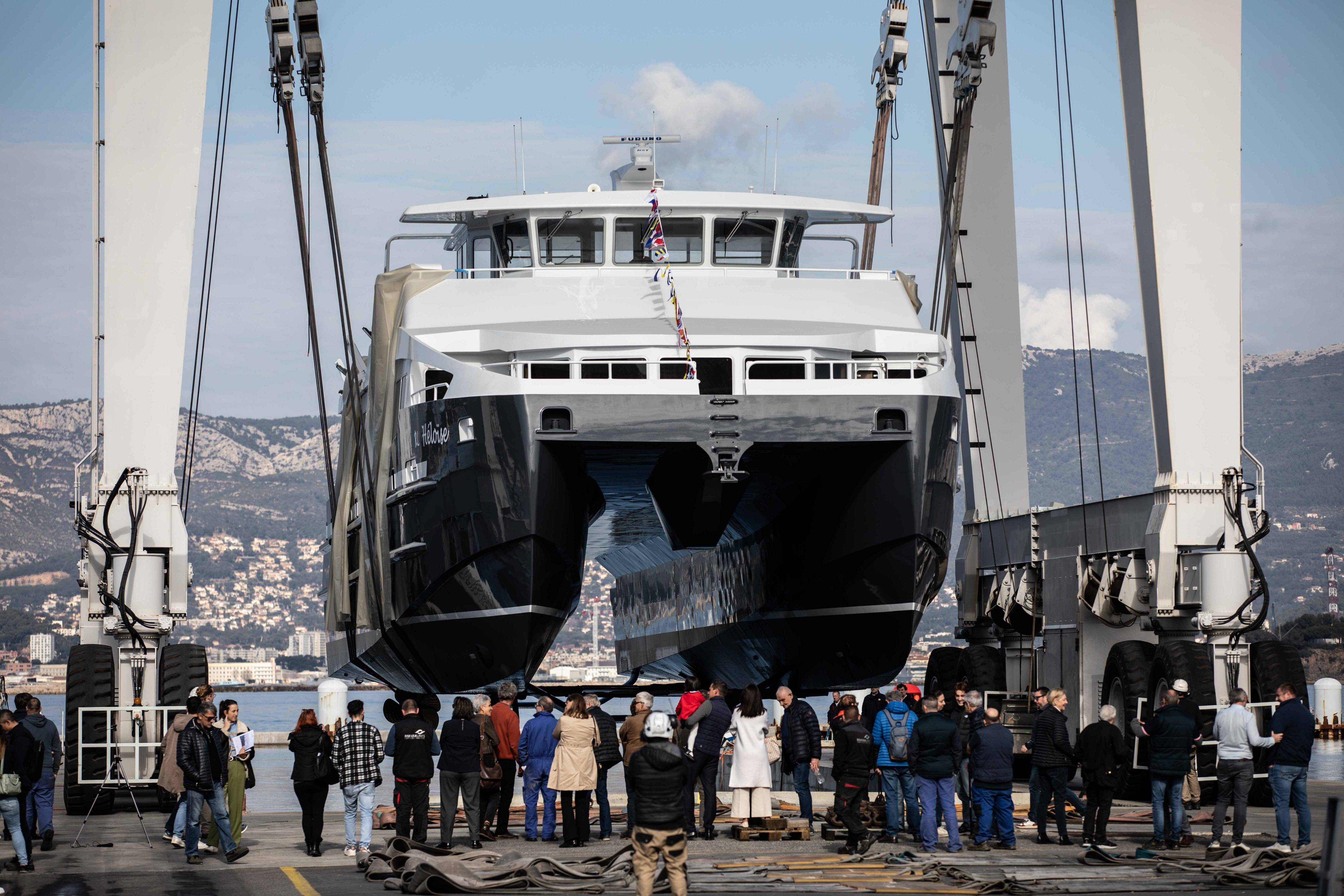 Le premier catamaran à foils transportant des passagers en Europe et en Méditerranée mis à l'eau dans le Var