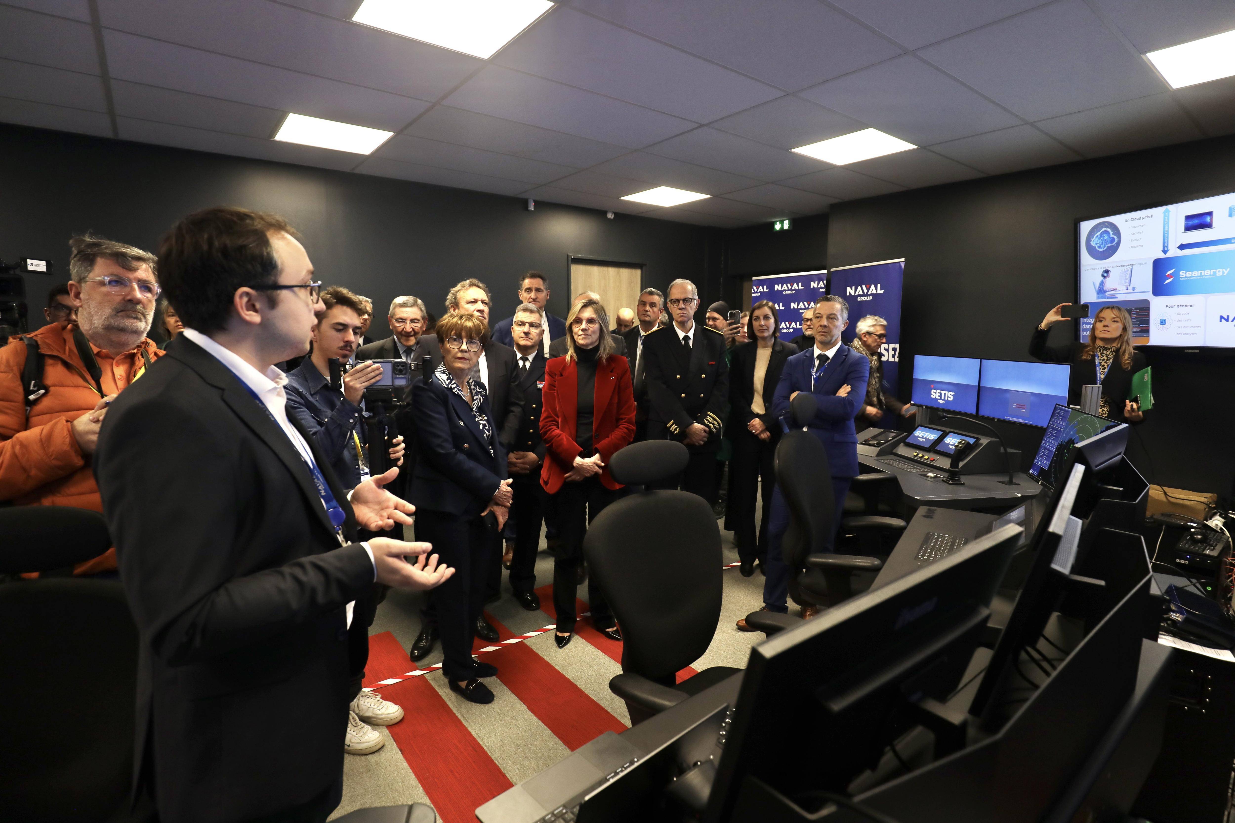 En visite chez Naval Group à Ollioules, la ministre de la Transition écologique imagine l'IA au service de la défense... du milieu marin