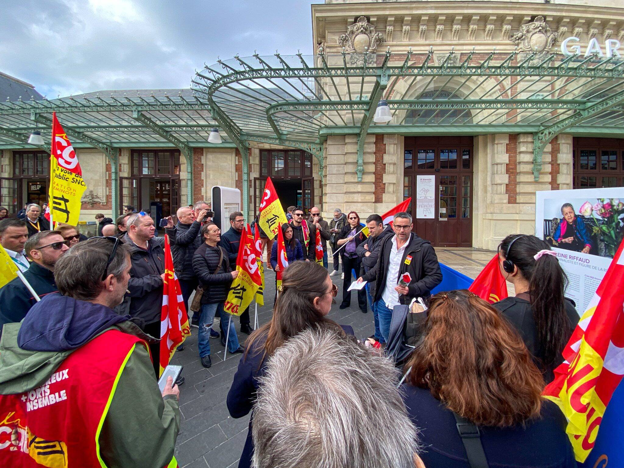 "Une déshumanisation des gares" dénonce la CGT venue accueillir le ministre des Transports, Philippe Tabarot, en gare de Nice