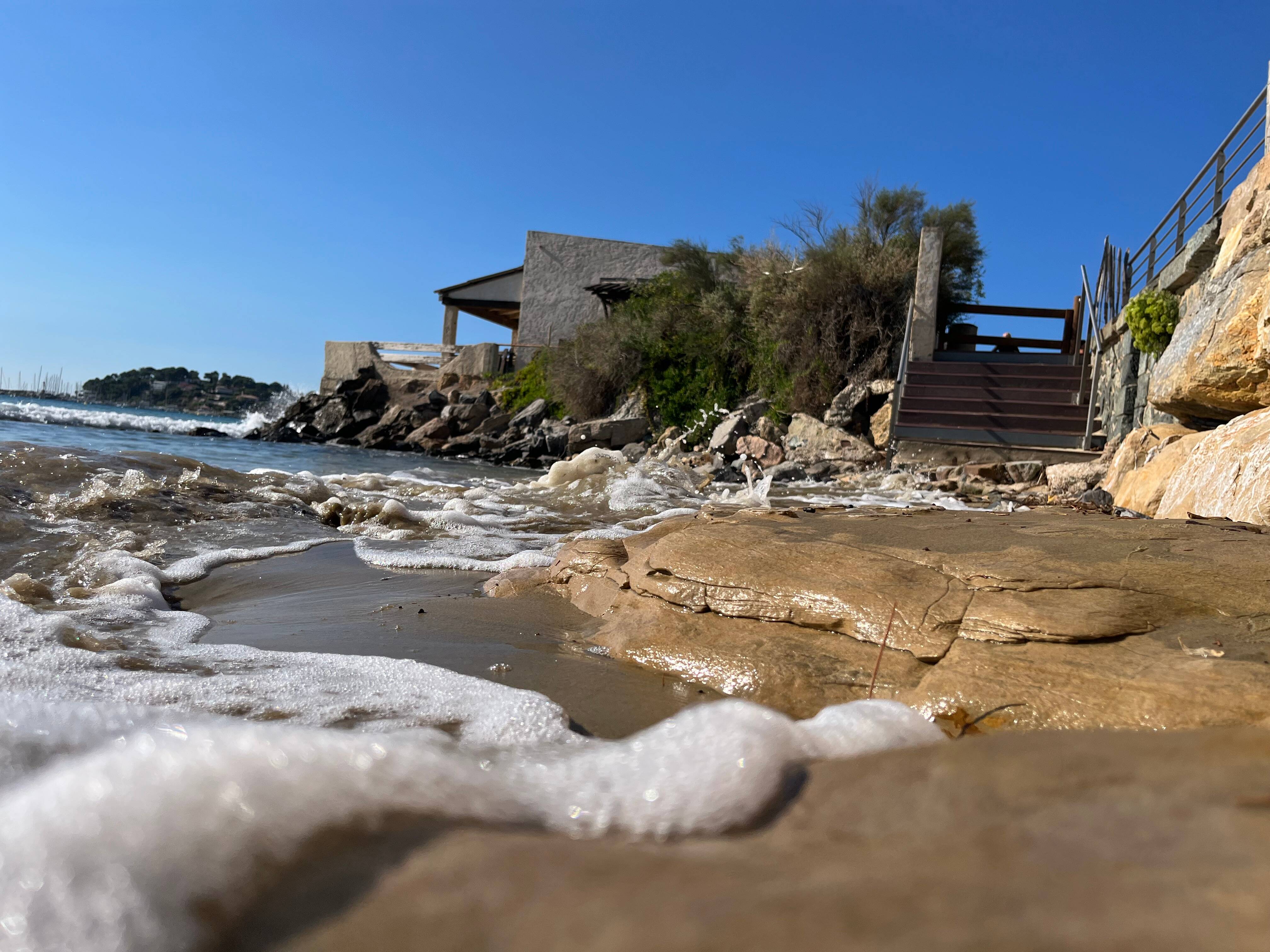 "Pourquoi des constructions quasi neuves sont encore possibles, et pourquoi sont-elles assurées?: l'urbanisation dans des zones soumises à des risques de submersion avec le réchauffement climatique pose question