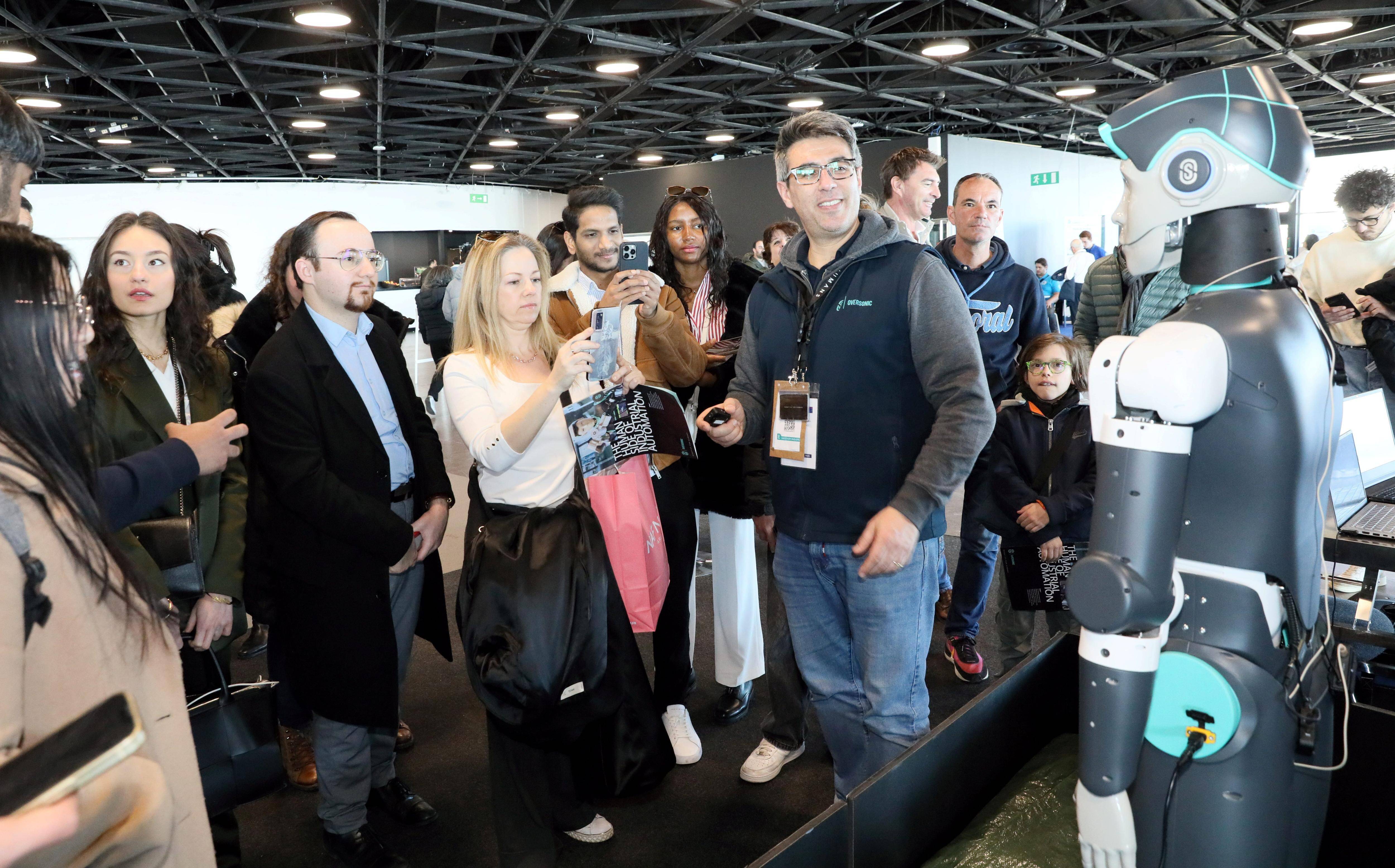 "Es-tu capable de faire le ménage?": au salon de l'IA de Cannes, le public entre craintes et espoirs