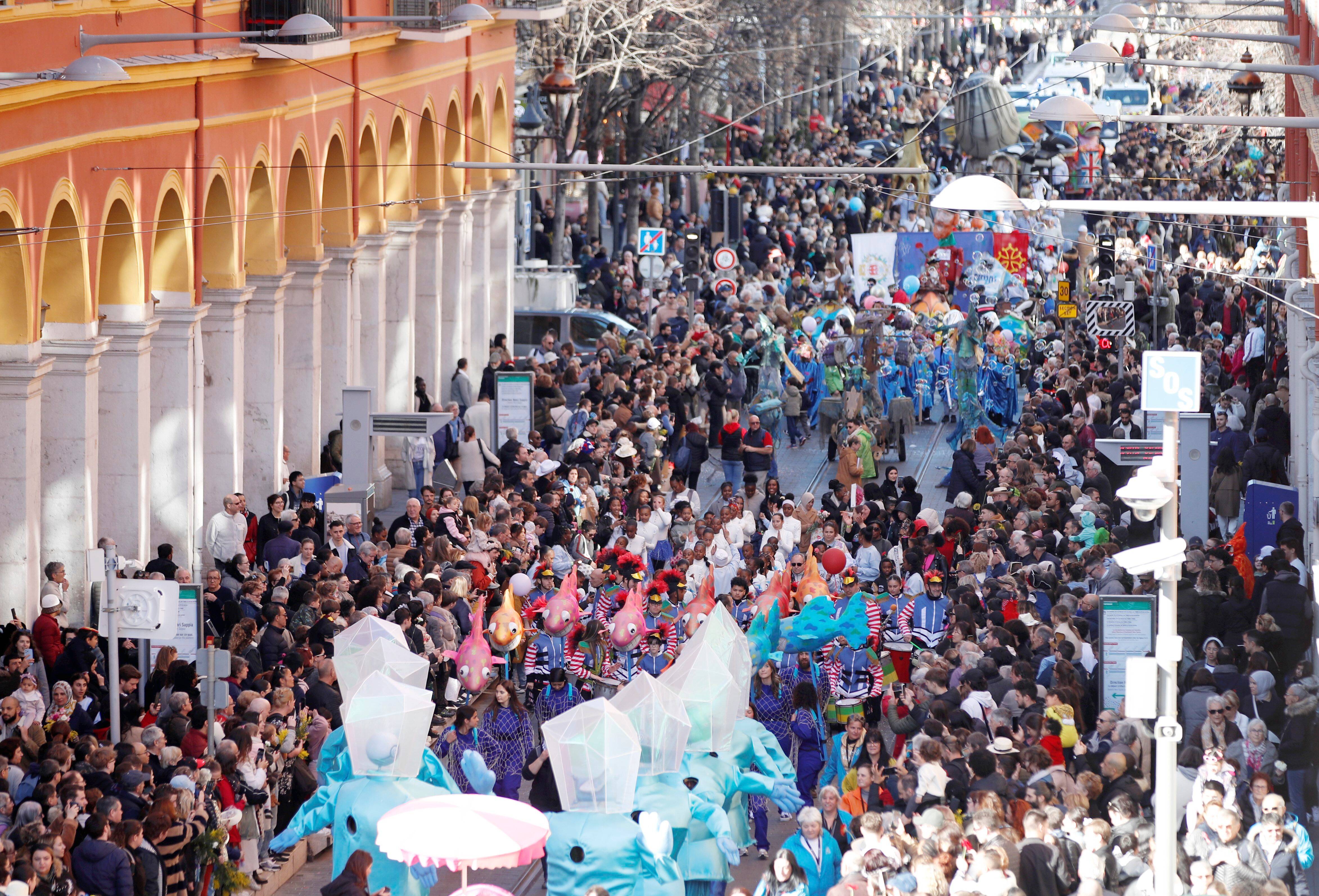 Bancs de poissons en guise de têtes portées, méduses flottant dans les airs… Le virus Carnavalina attire 32.000 curieux à Nice