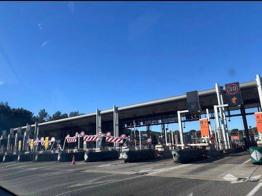 On sait pourquoi autant de voies du péage d'Antibes sont fermées, ce samedi