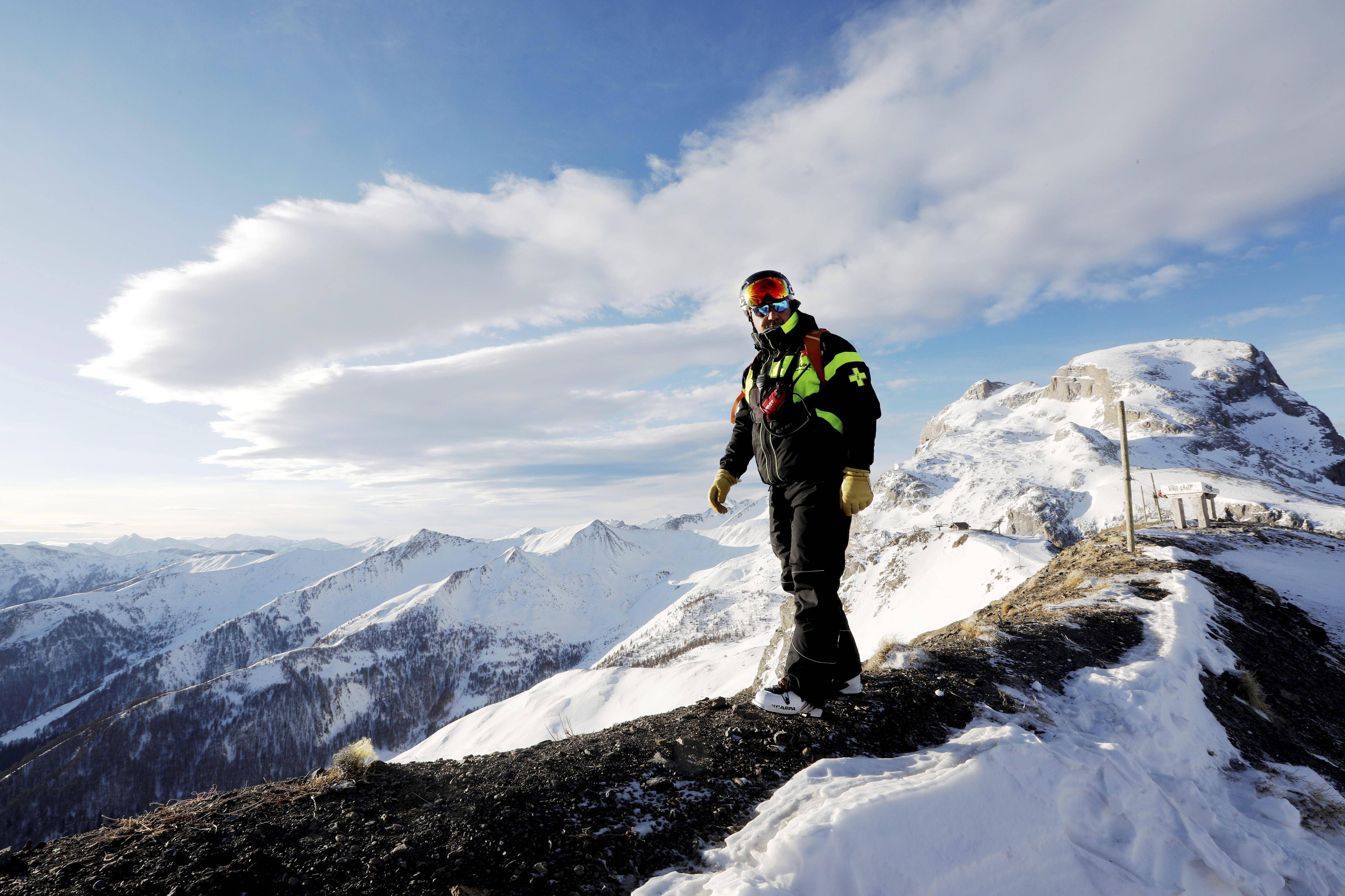 Stations de ski et changement climatique: des dameurs et pisteurs au chevet des pistes jour et nuit