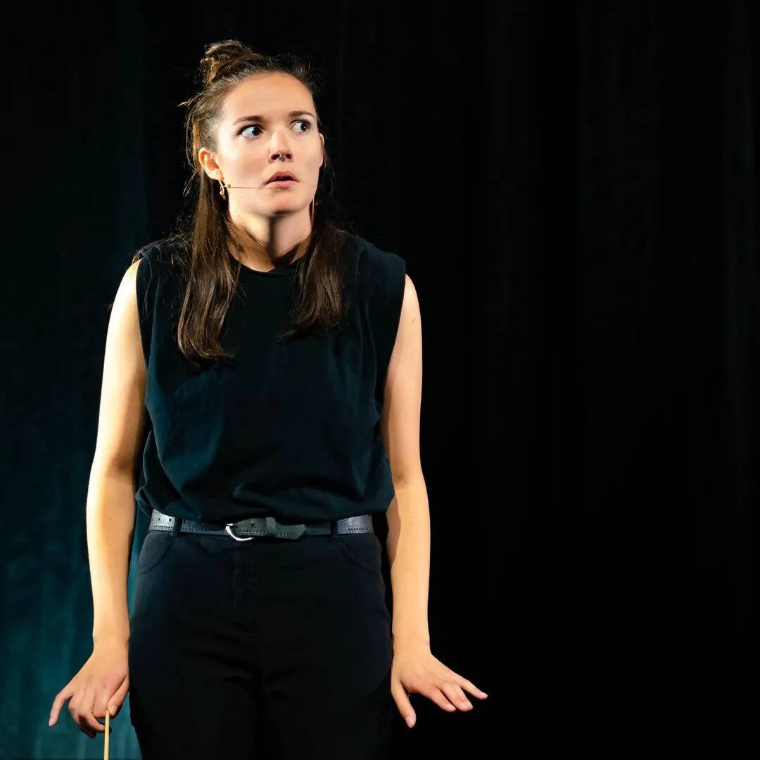 Angie Degrolard, cette humoriste qui rend hommage à Pierre Repp, passe bientôt à Antibes et Toulon