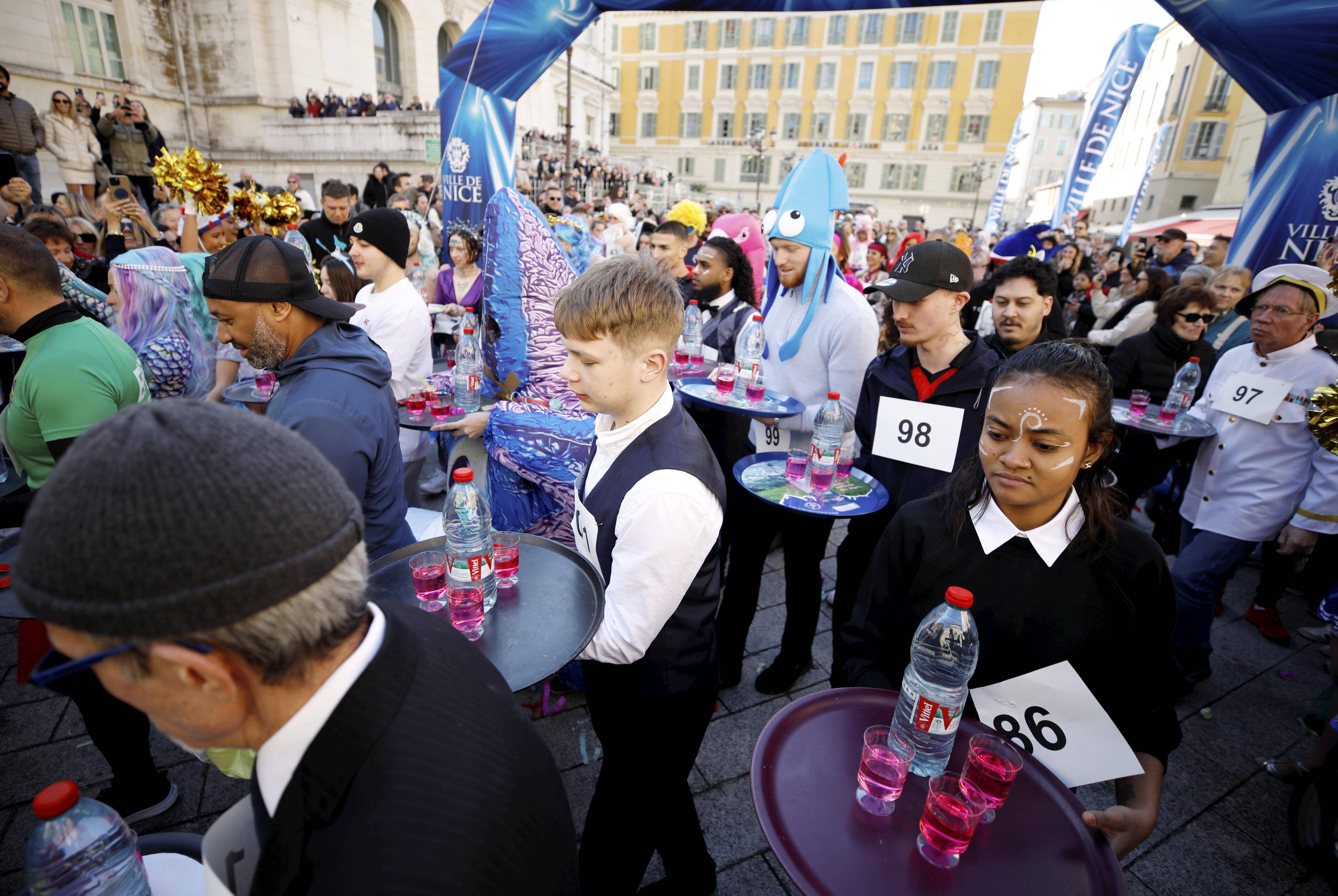 Presque 3 km dans Nice, déguisé et avec un plateau sur les bras: on vous raconte la course des garçons de café du Carnaval 2025