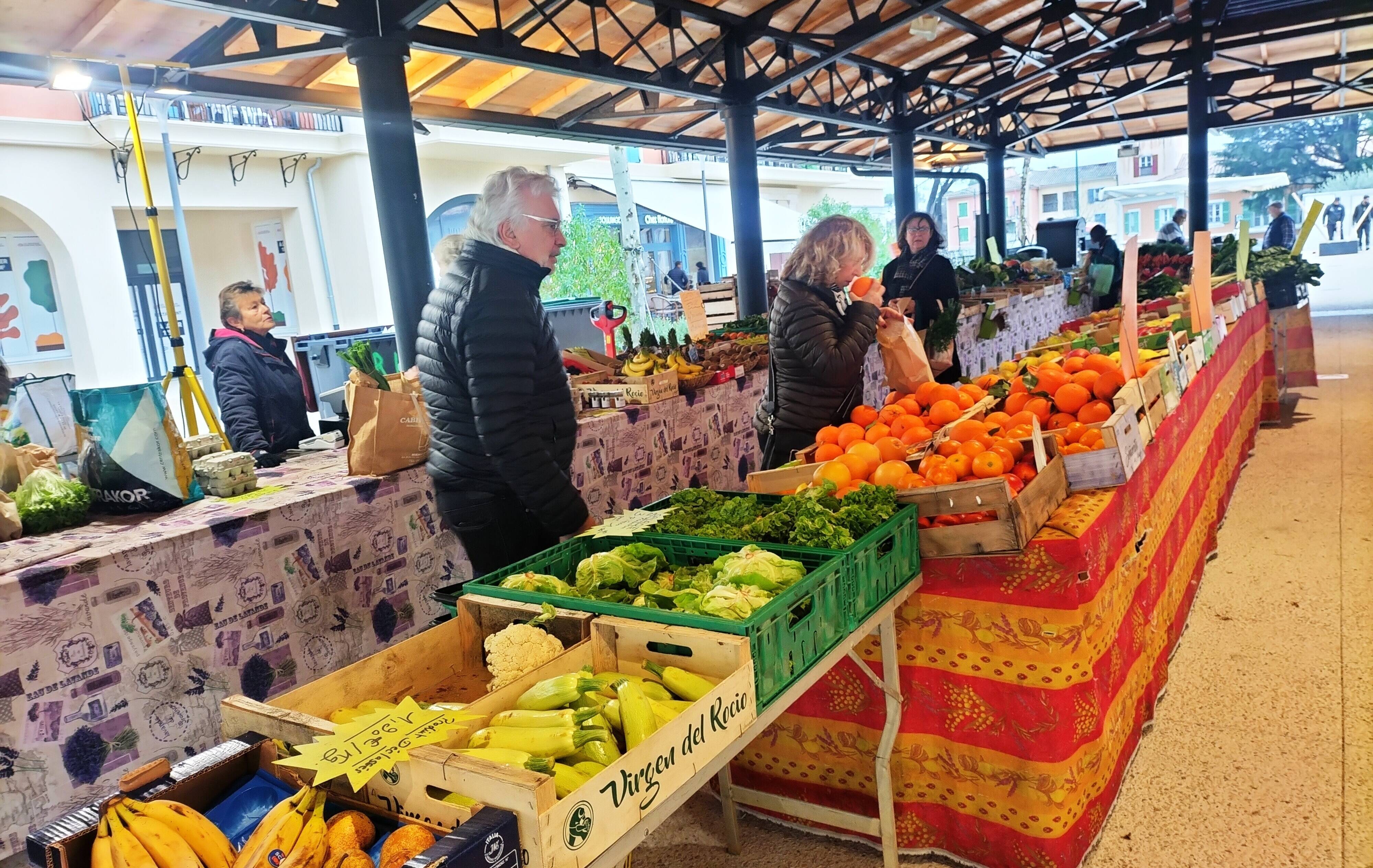 Plus de stands, ambiance, nouveaux clients... Ce qui a changé avec le changement de lieu du marché de Roquefort-les-Pins