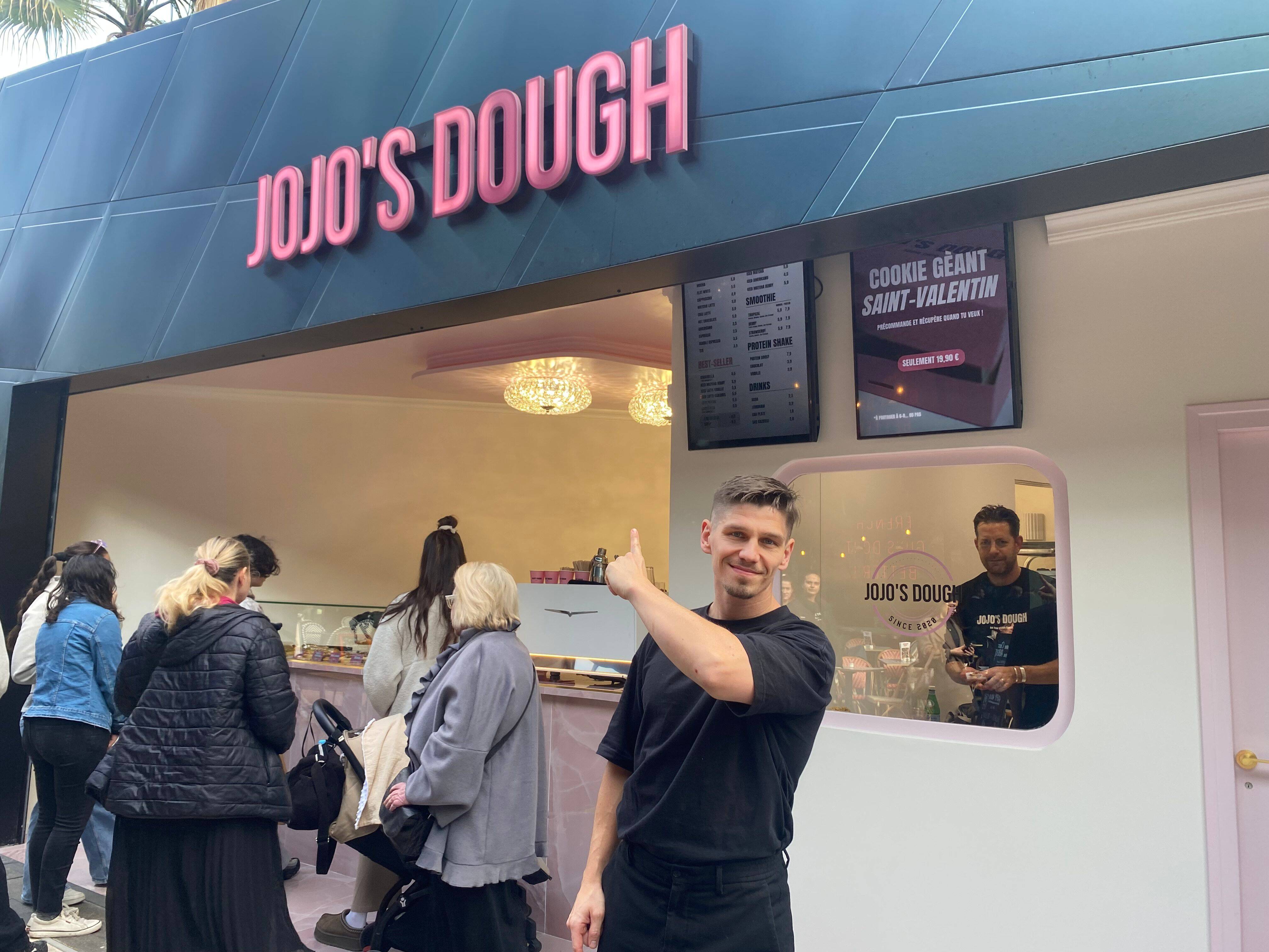 "Tout est fait sur place et maison" : après un retard, les cookies et les cafés de Jojo's dough enfin en vente à Iconic à Nice