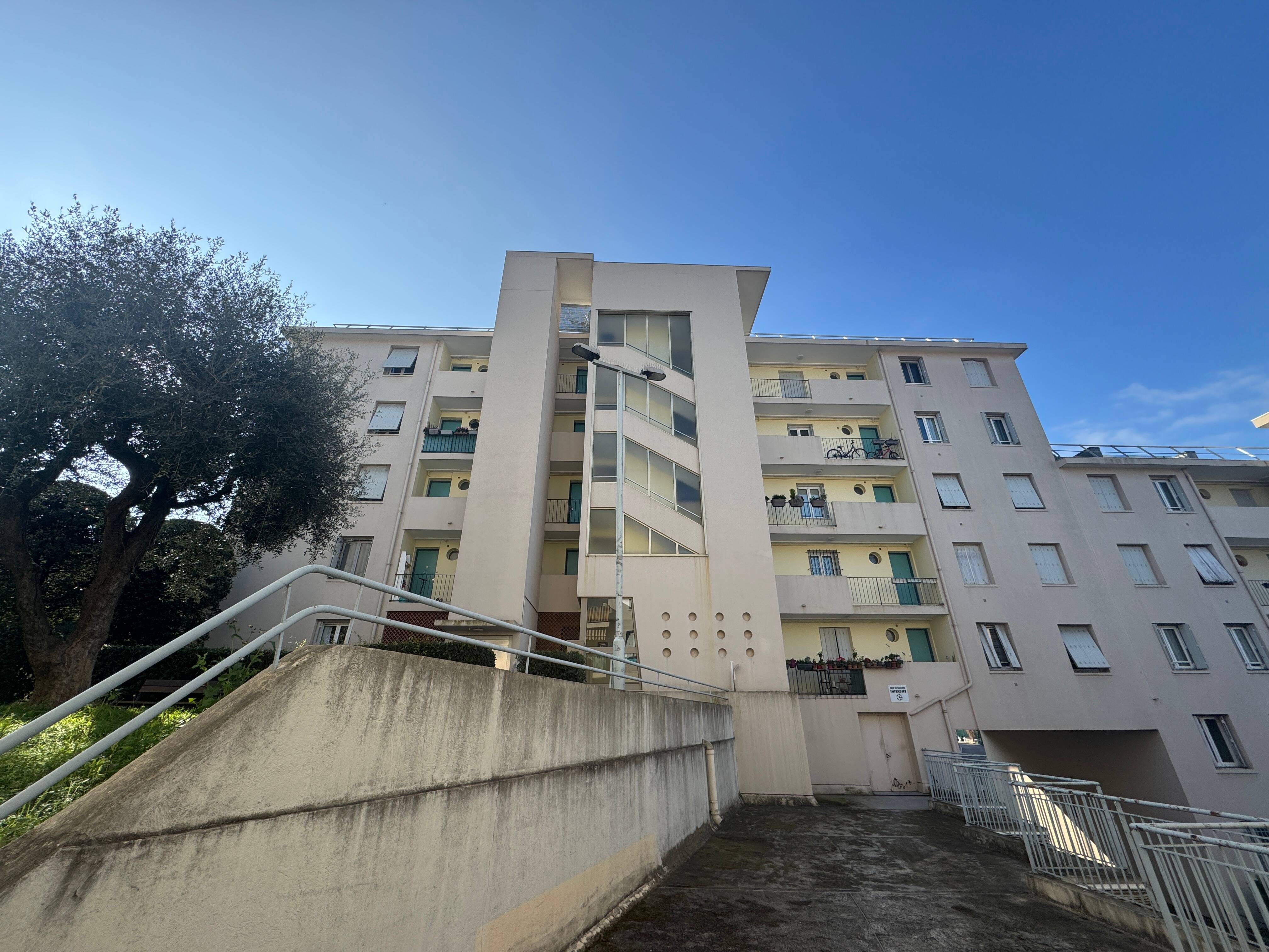 Le feu, le héros et la nonagénaire "adorable": ce que l'on sait après l'incendie qui a fait un mort à Nice