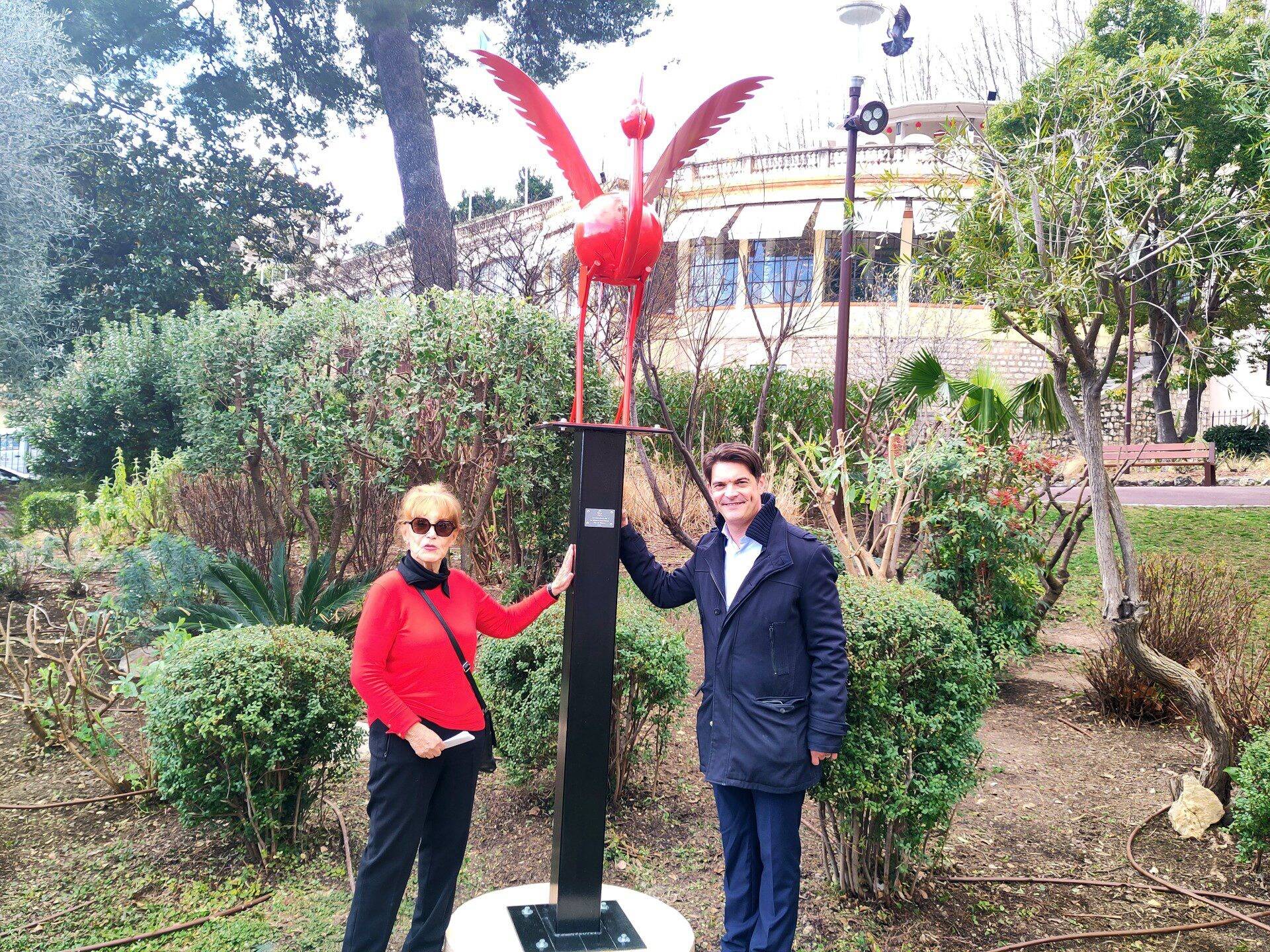 On vous explique ce que c'est que ce coq rouge installé récemment à Grasse