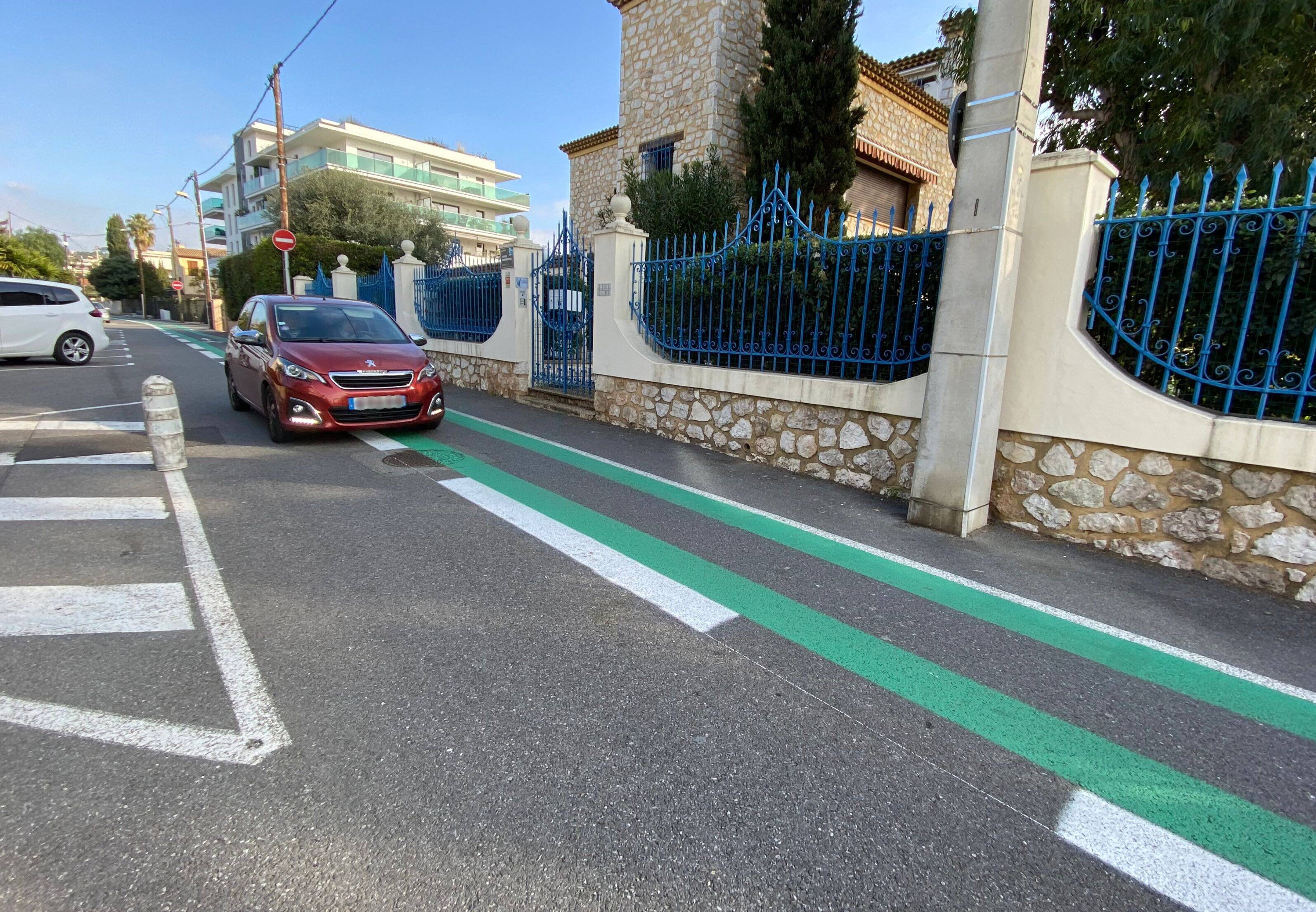 À Cagnes, c'est quoi cette piste cyclable sur la route?
