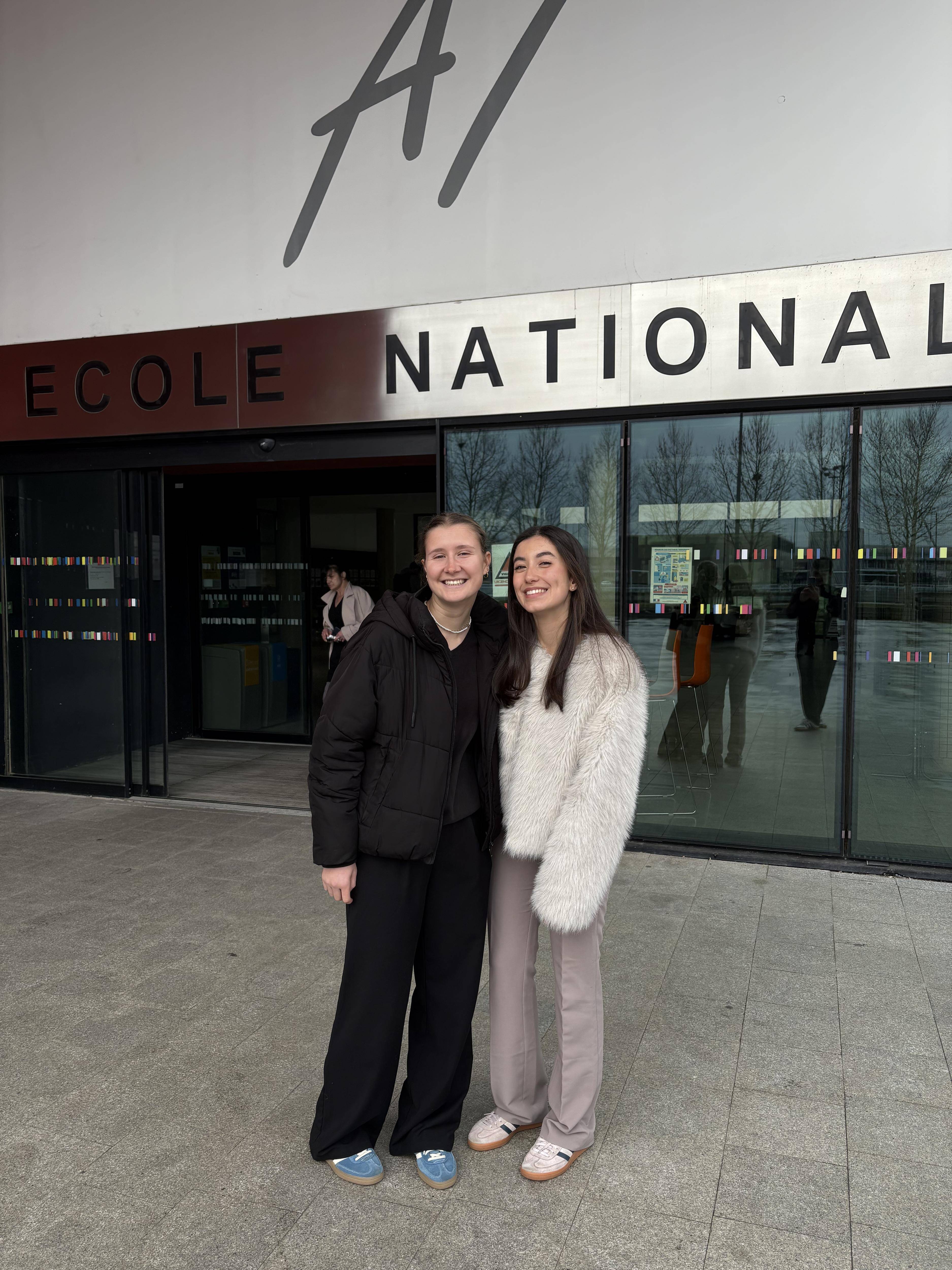 "Il y a beaucoup à faire là-bas": ces deux étudiantes d'Antibes vont rénover une école au Népal