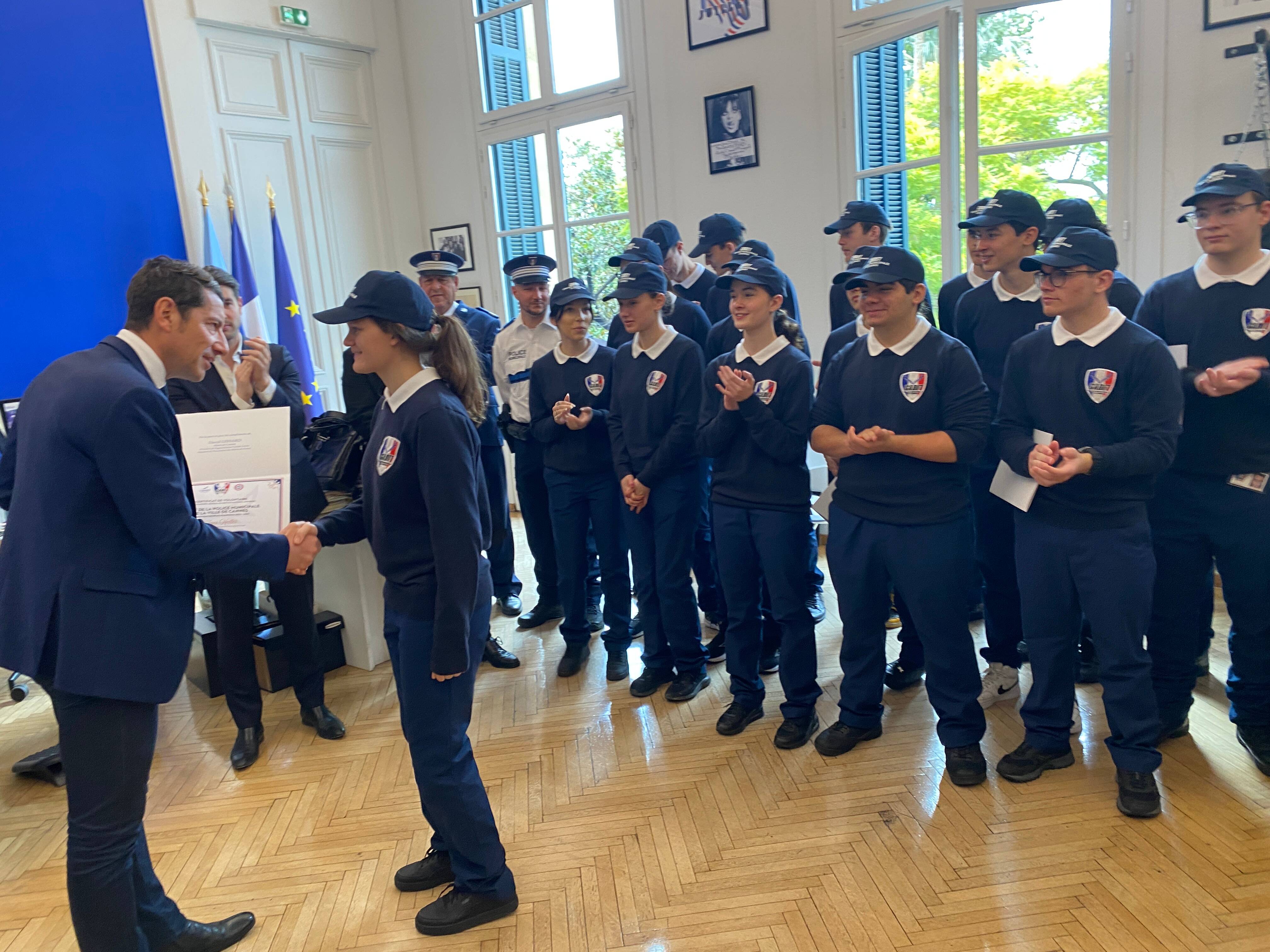 "Je veux apporter de la sécurité aux gens": expérience unique en France, Cannes a remis un diplôme à ces jeunes cadets de la police municipale